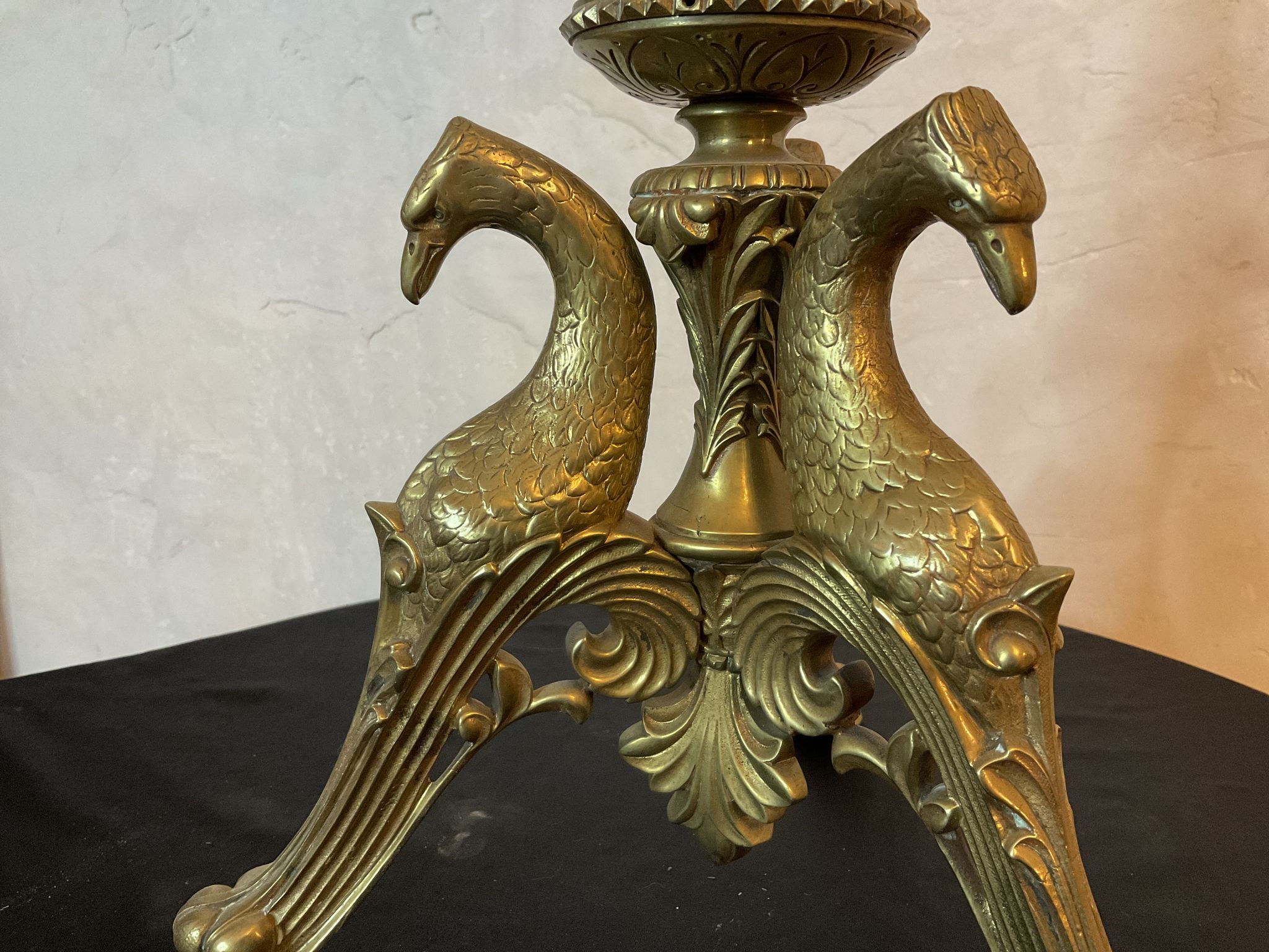 Lampe pique cierge bronze tripodes décor aigle