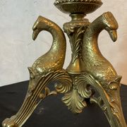 Lampe pique cierge bronze tripodes décor aigle