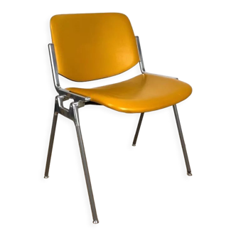 Chaise DSC 106 Giancarlo Piretti pour Castelli à tablette amovible années 70