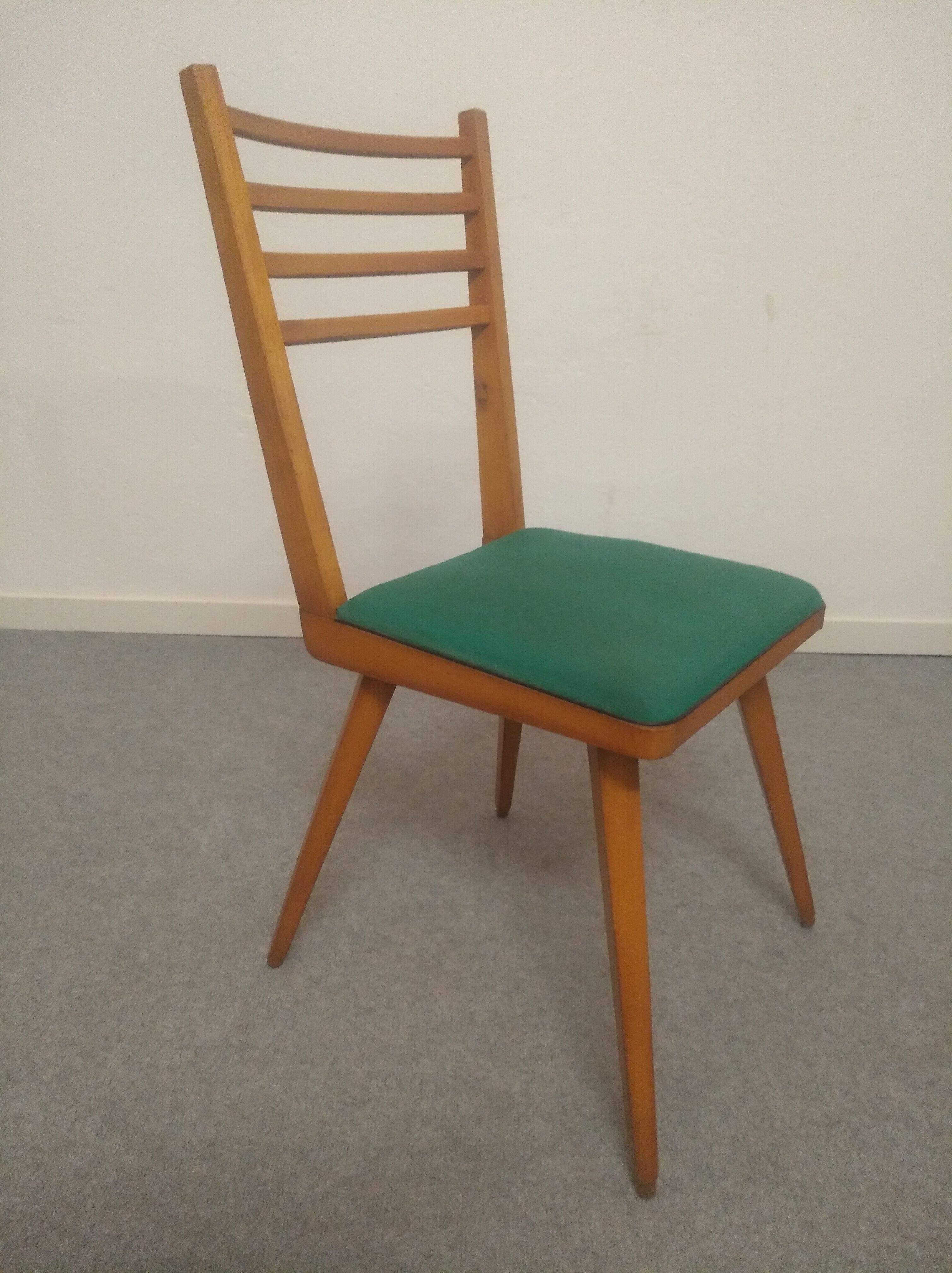 Suite de 4 chaises des années 50