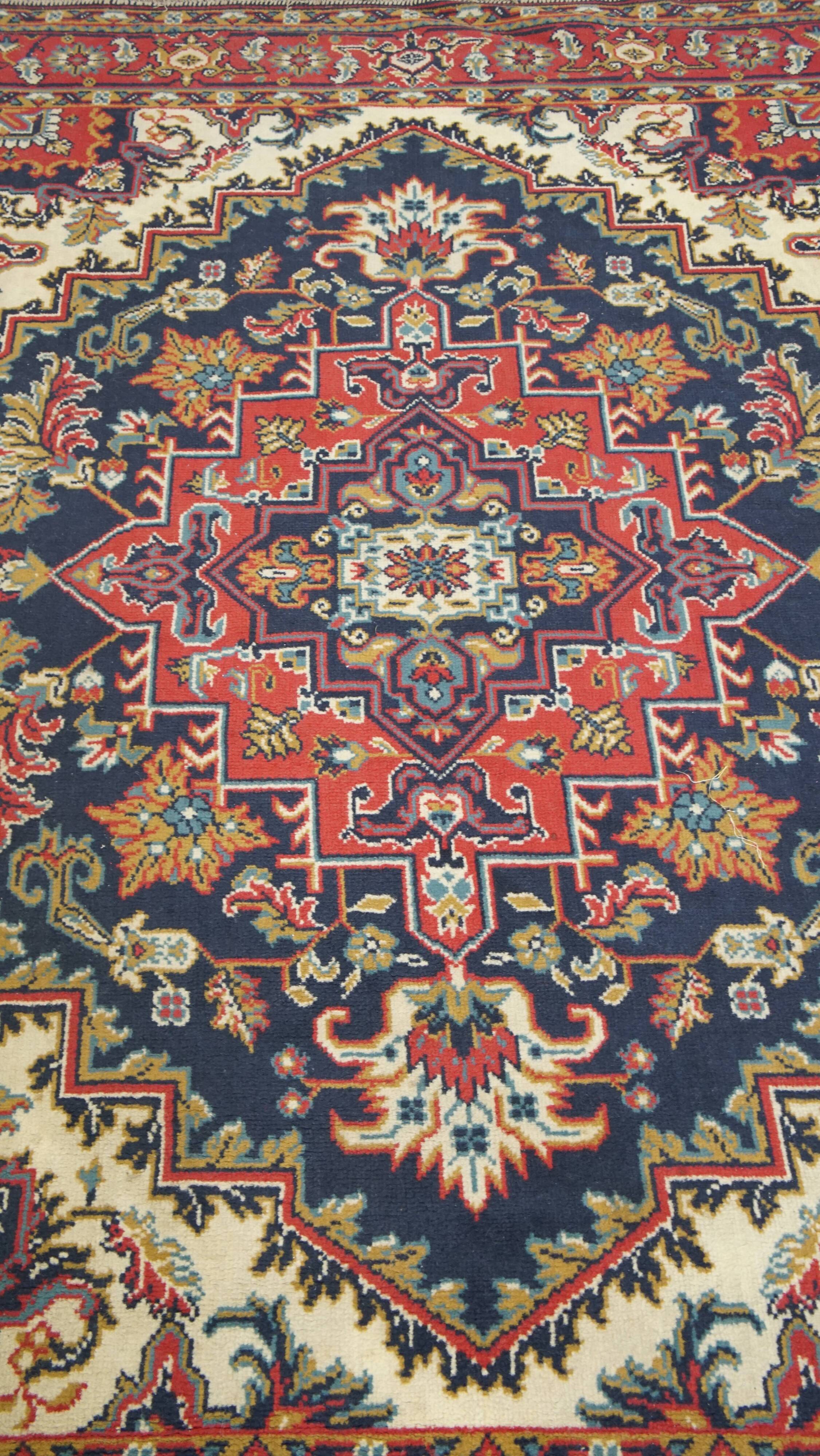 Tapis vintage en rouge et bleu foncé – 236x170 cm