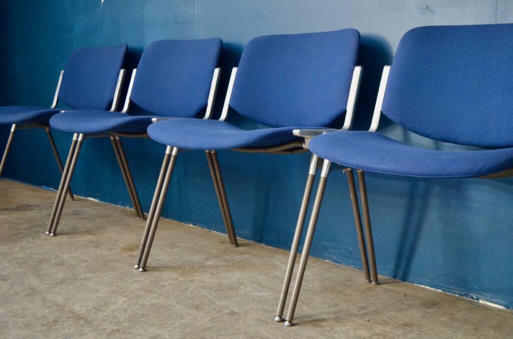 Lot de 20 chaises DSC 106 bleues de Giancarlo Piretti pour Castelli.