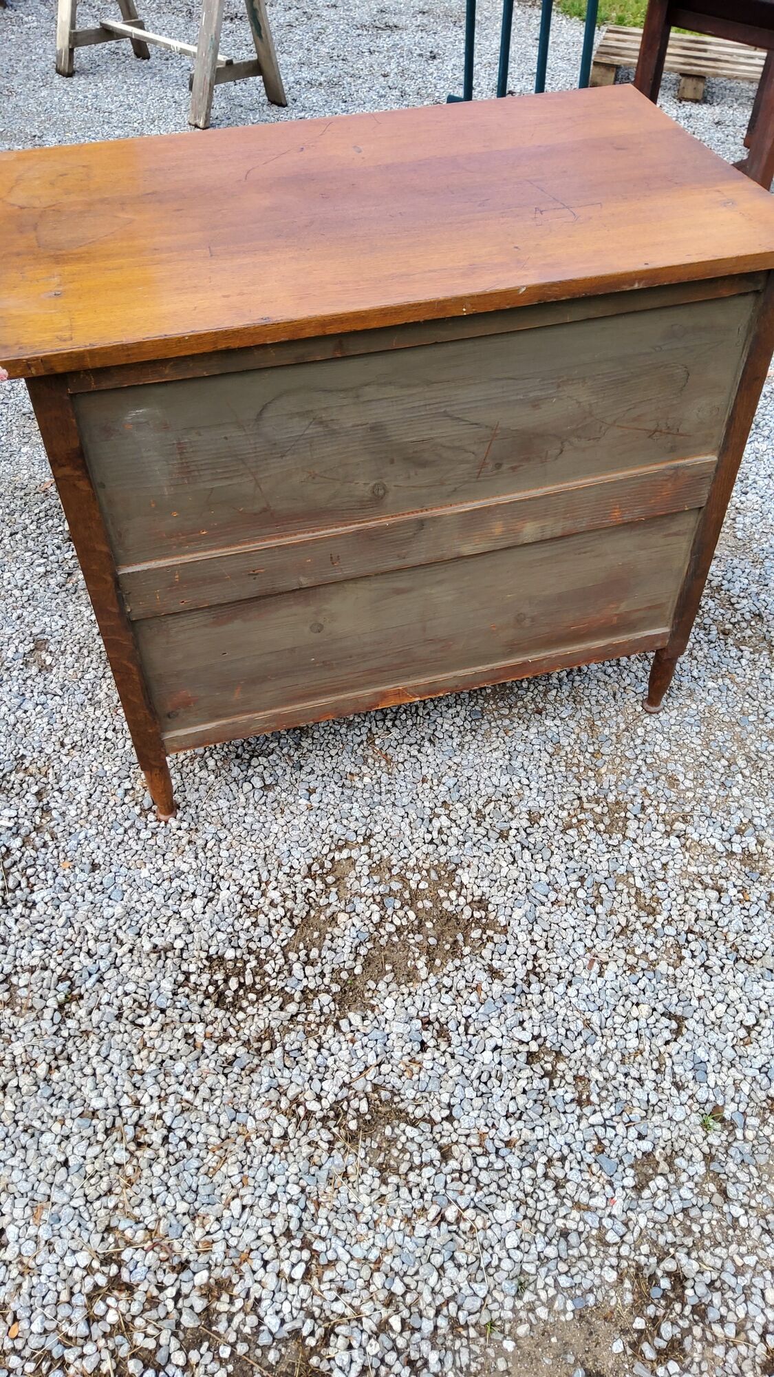 Commode des années 50 en chêne massif 3 tiroirs  pieds coniques