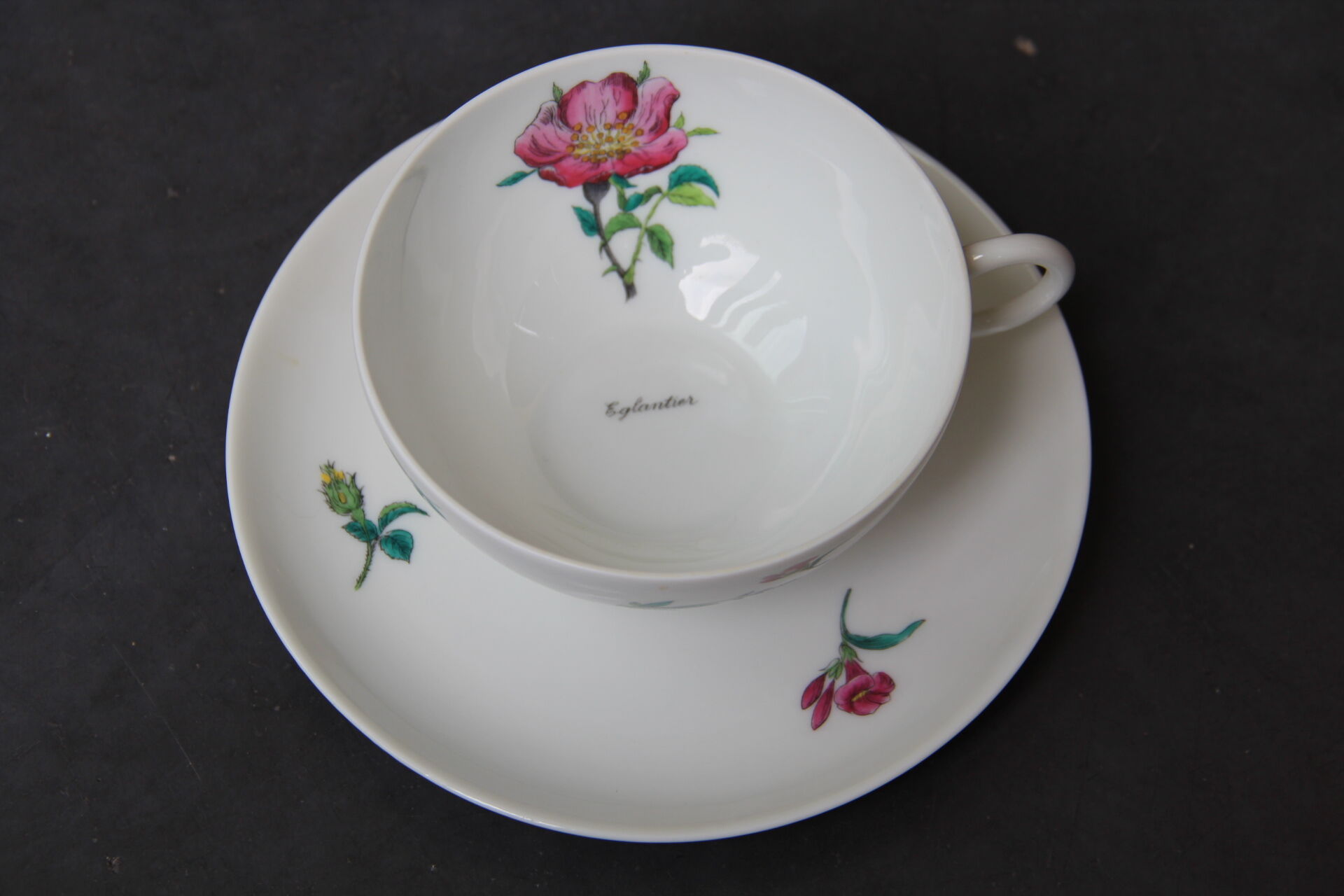 6 cups and sub-cups NBD Limoges illuminated by hand, floral patterns