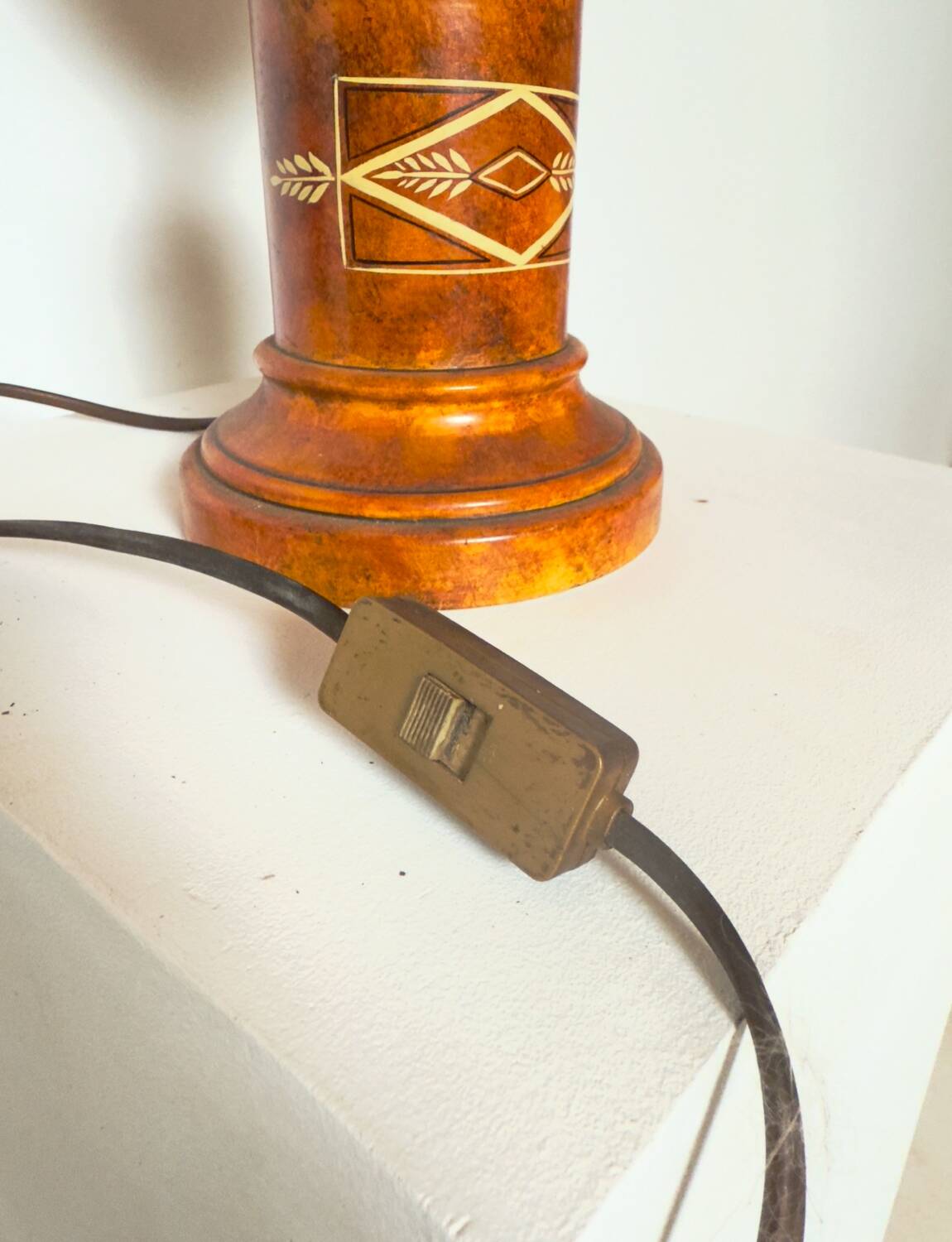 Neoclassical lamp with antique decorations