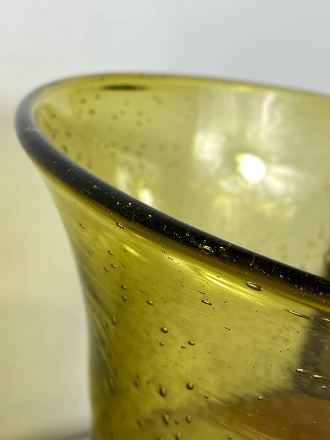 Grand vase en verre bullé et soufflé Biot