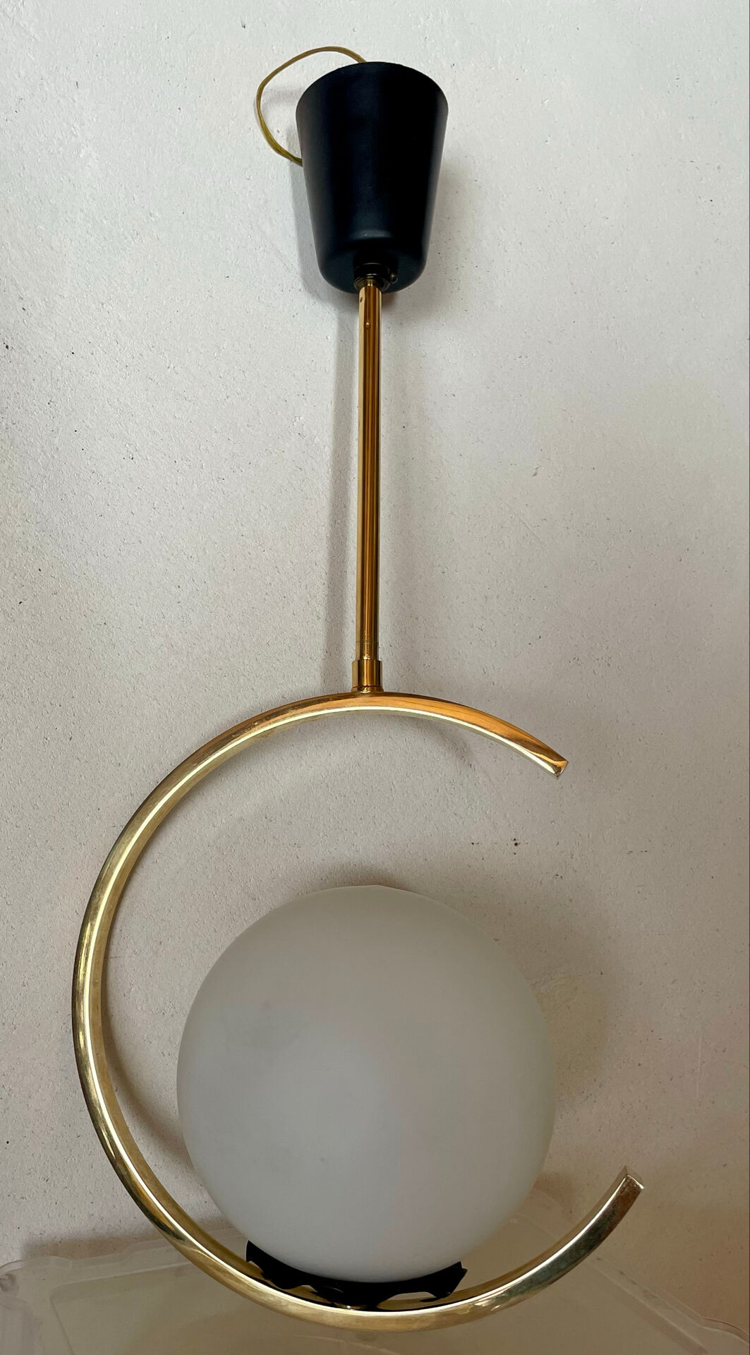 Suspension mid-century laiton et verre opalin