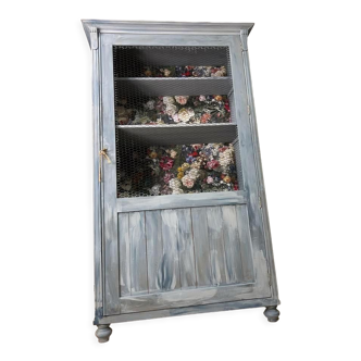 Armoire à étagère en brocante / vitrine avec maille