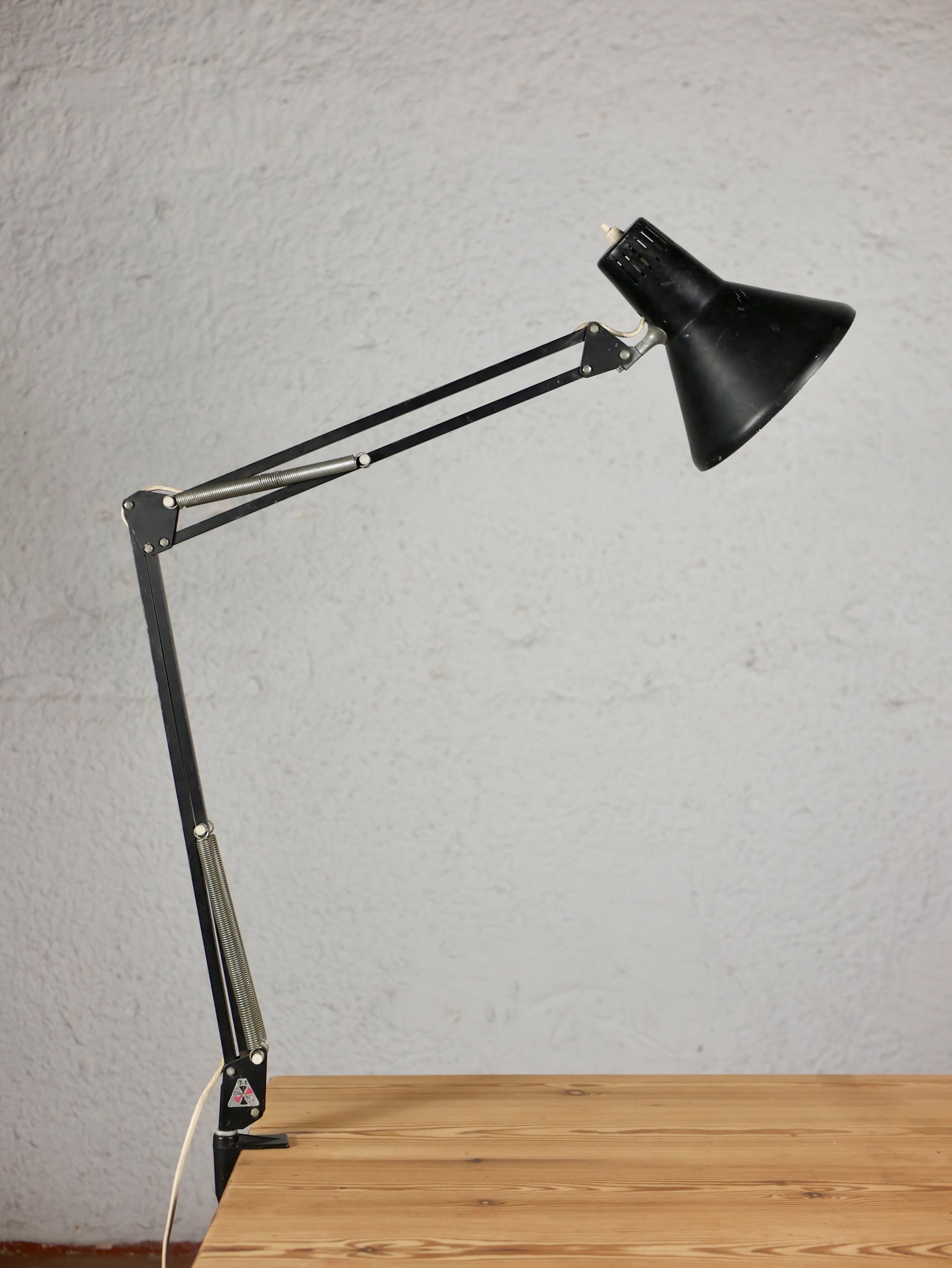 Twist T-1 desk lamp black