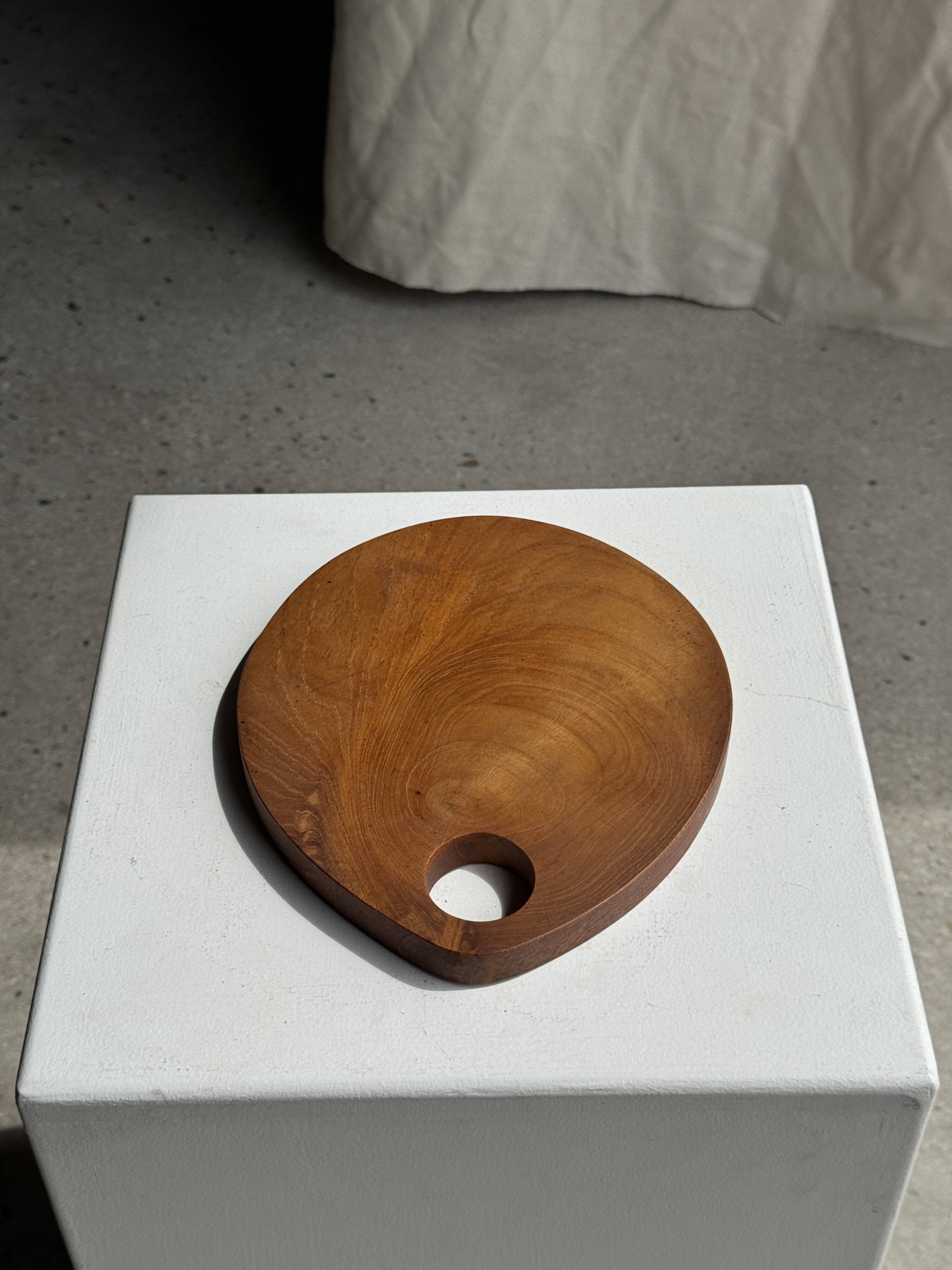 Small circular teak monoxyle cutting board with handle 22 x 13.