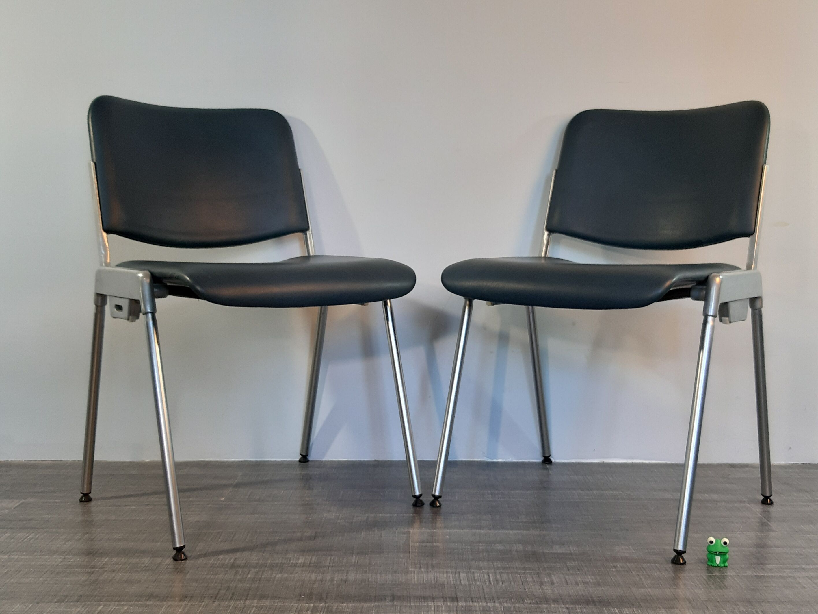 Set 5 chairs stackable Mauser in aluminium and leather, vintage 1960