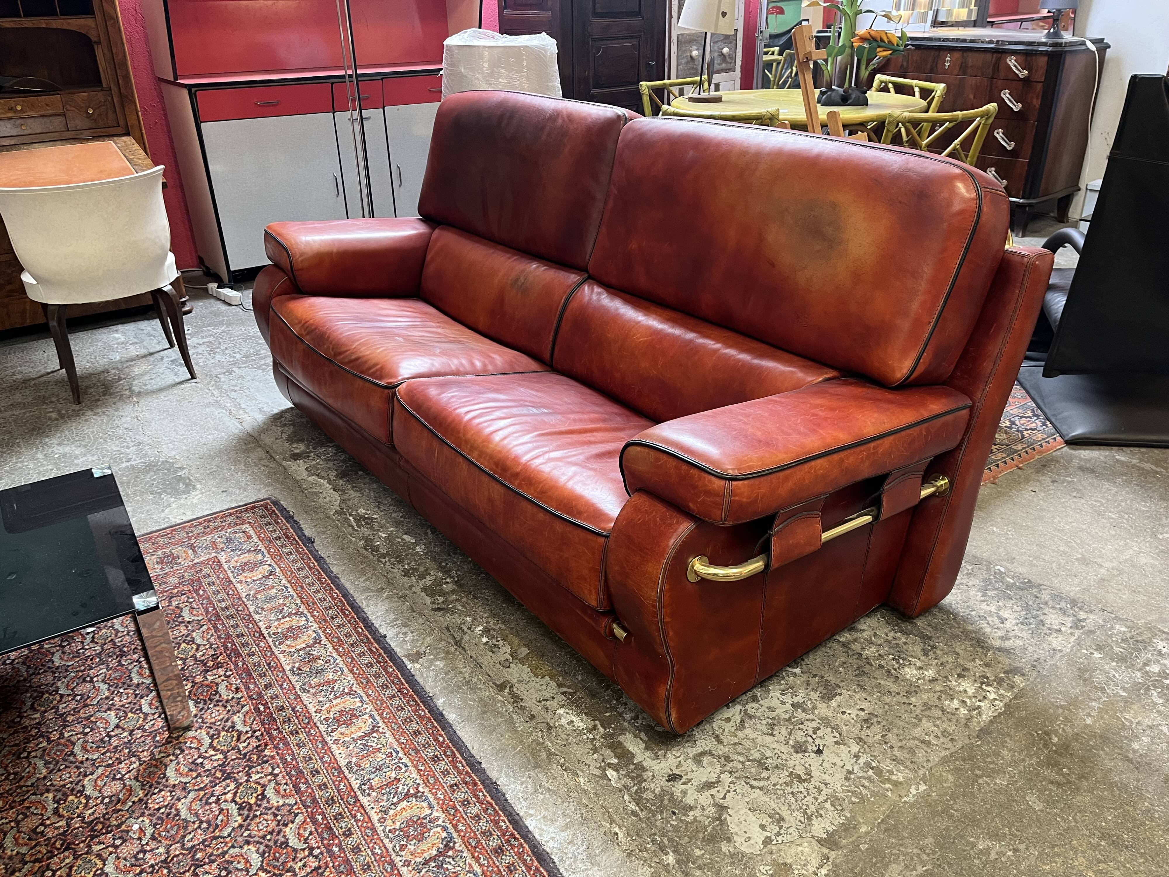 living room in patinated leather and brass from the 80s