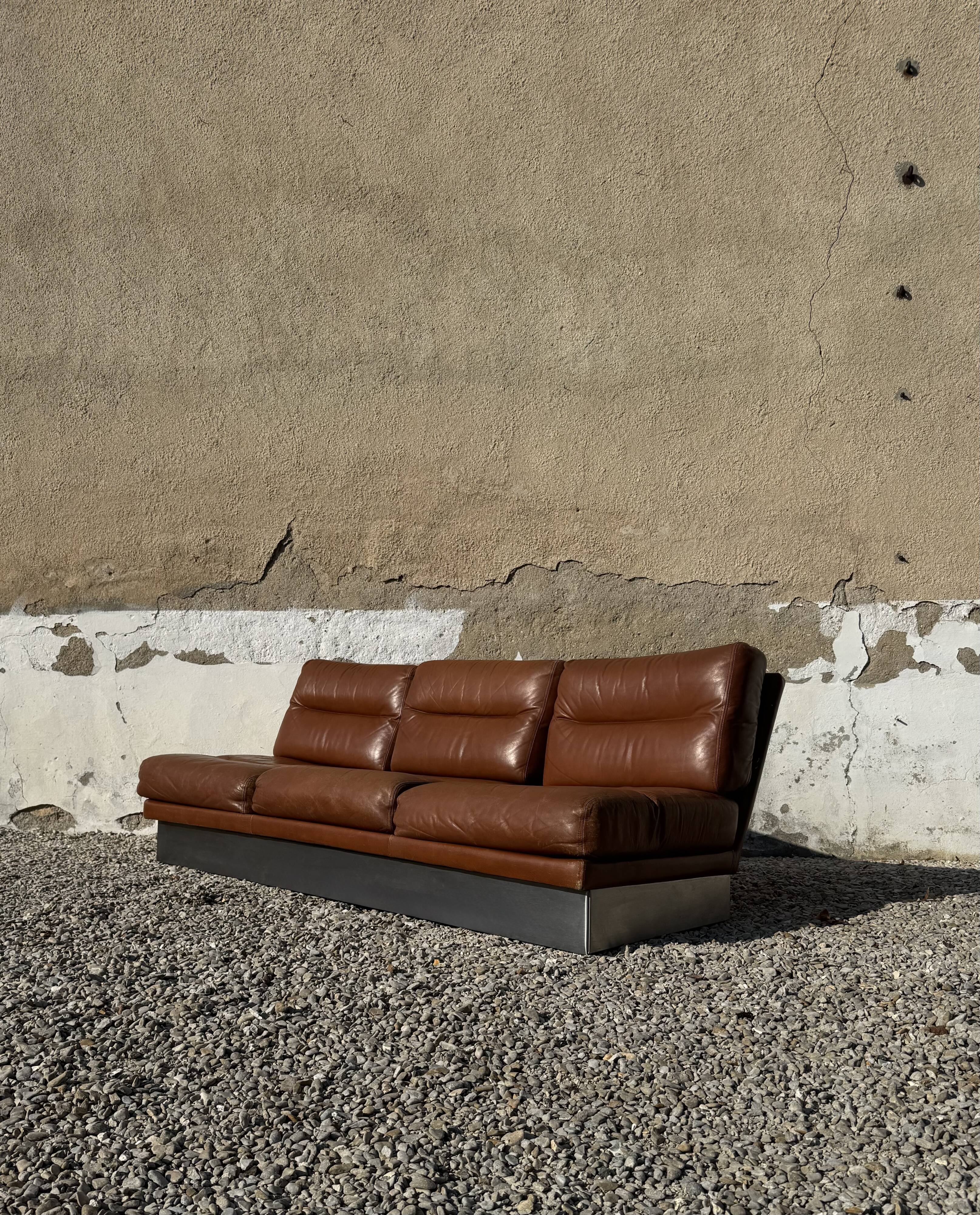 Three-seater canapé in brushed aluminium and brown leather, France, 1970.