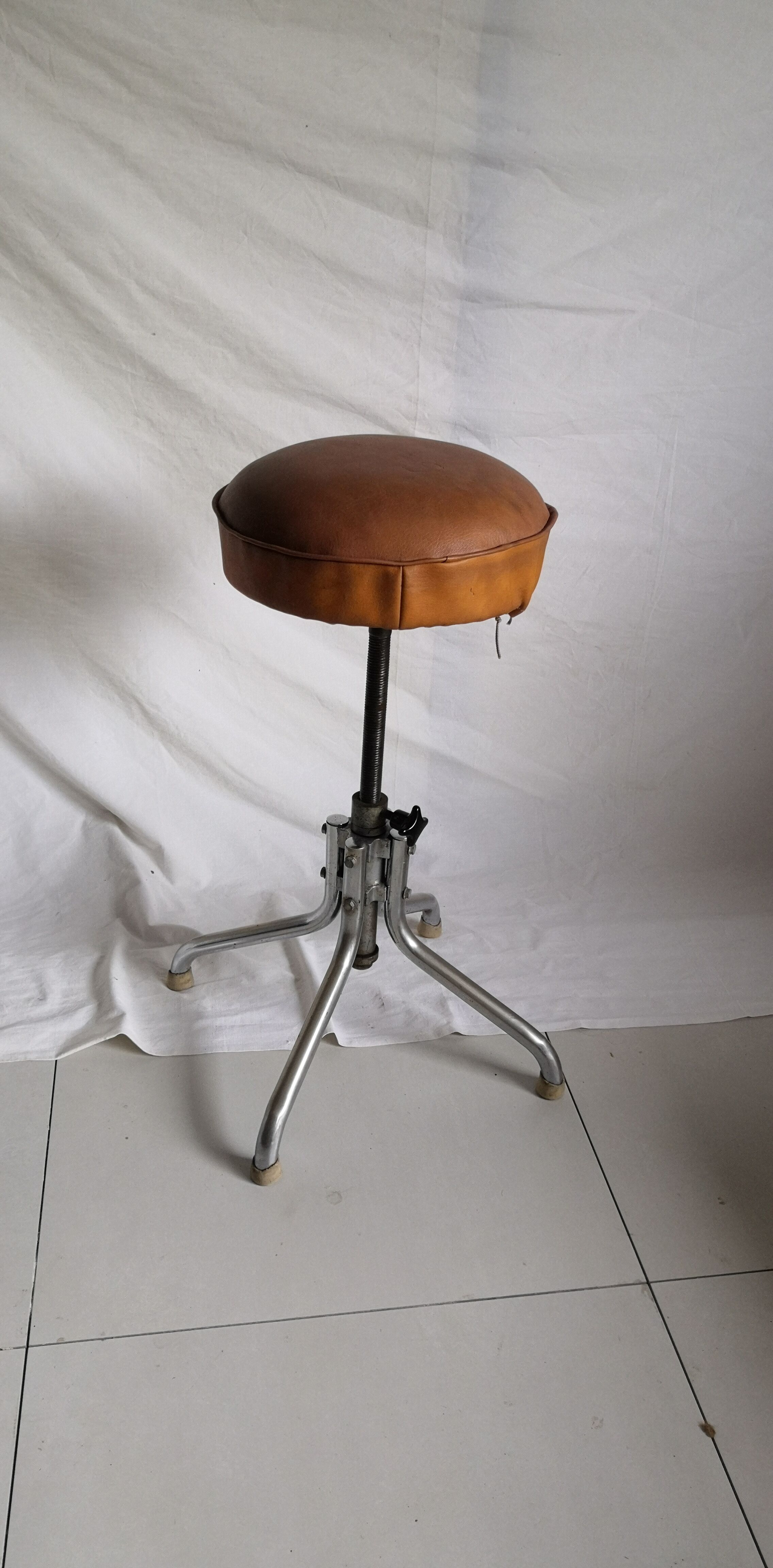 Vintage rotating stool seated in leather and chrome legs