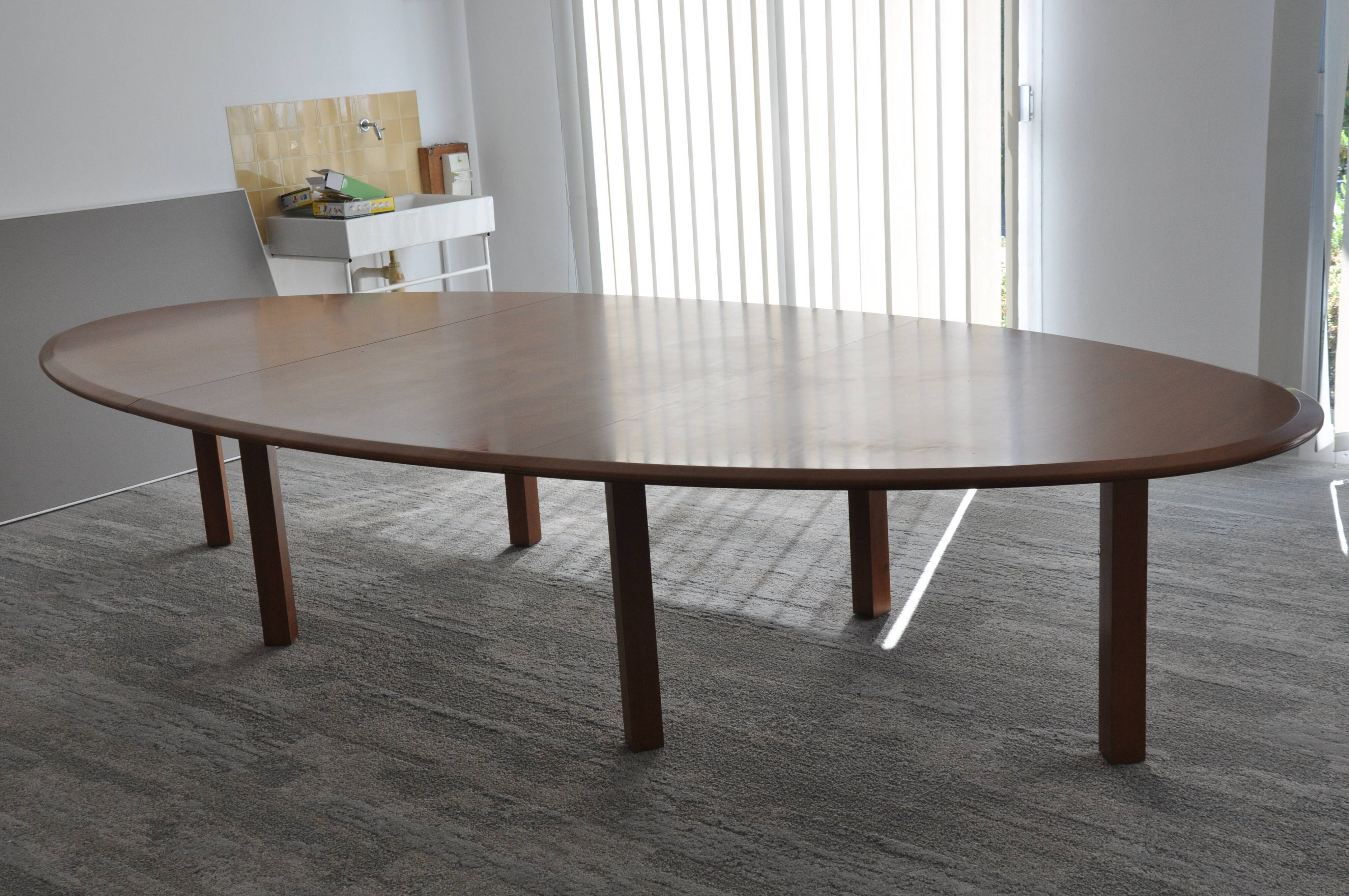 Grande table de conférence