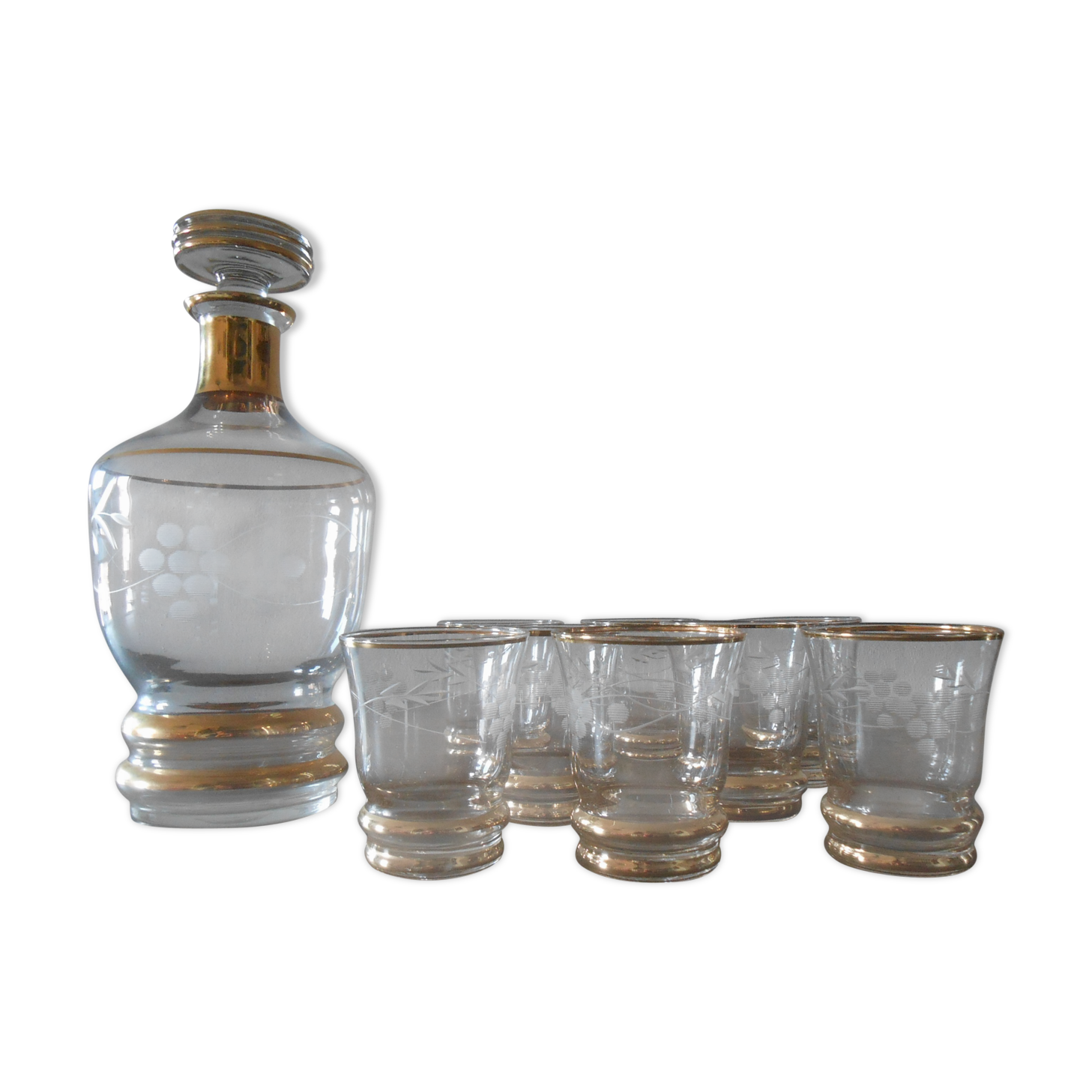 Carafe and its 8 glasses