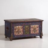 Malle bleue ancienne avec détails floraux peints à la main, c.1870