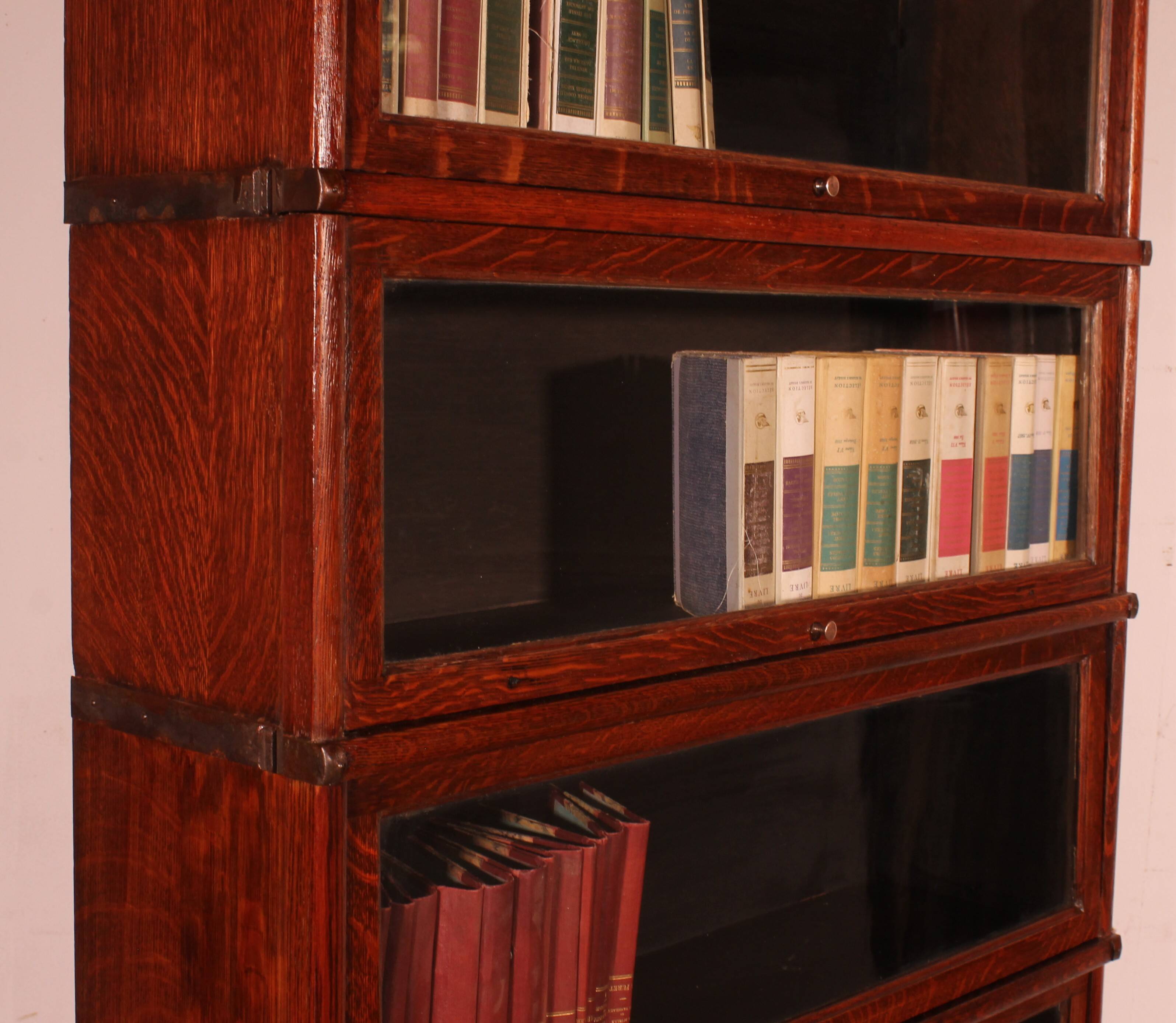 Globe Wernicke Bookcase in Oak, 5 Sections with a Projection