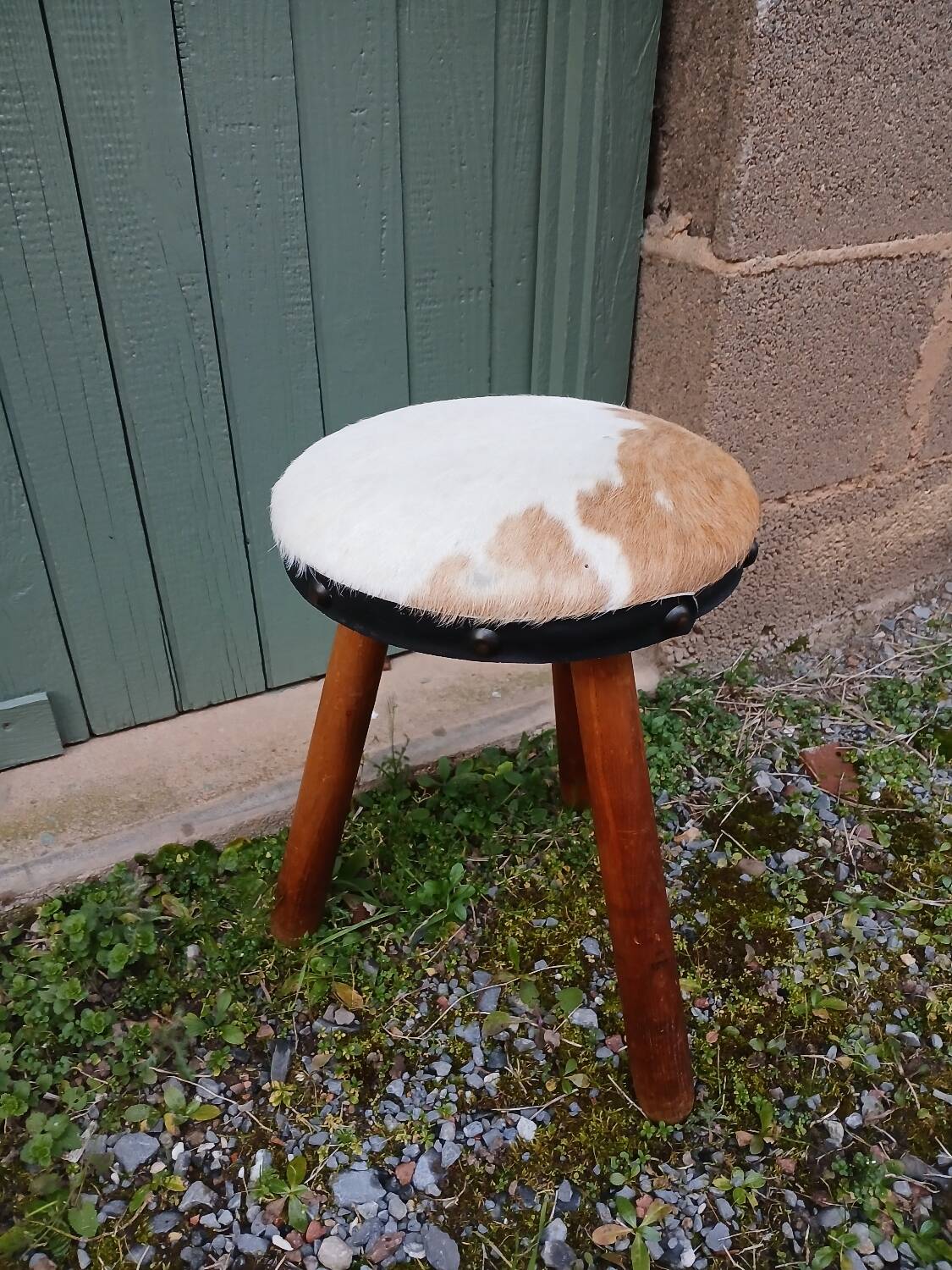 Tabouret tripode ancien en bois et peau de vache