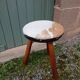 Tabouret tripode ancien en bois et peau de vache