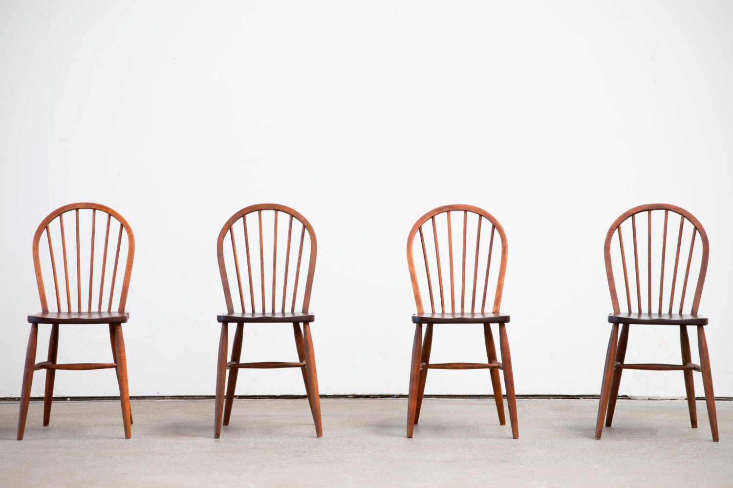 Série de 4 chaises scandinaves à dossier baton 1960