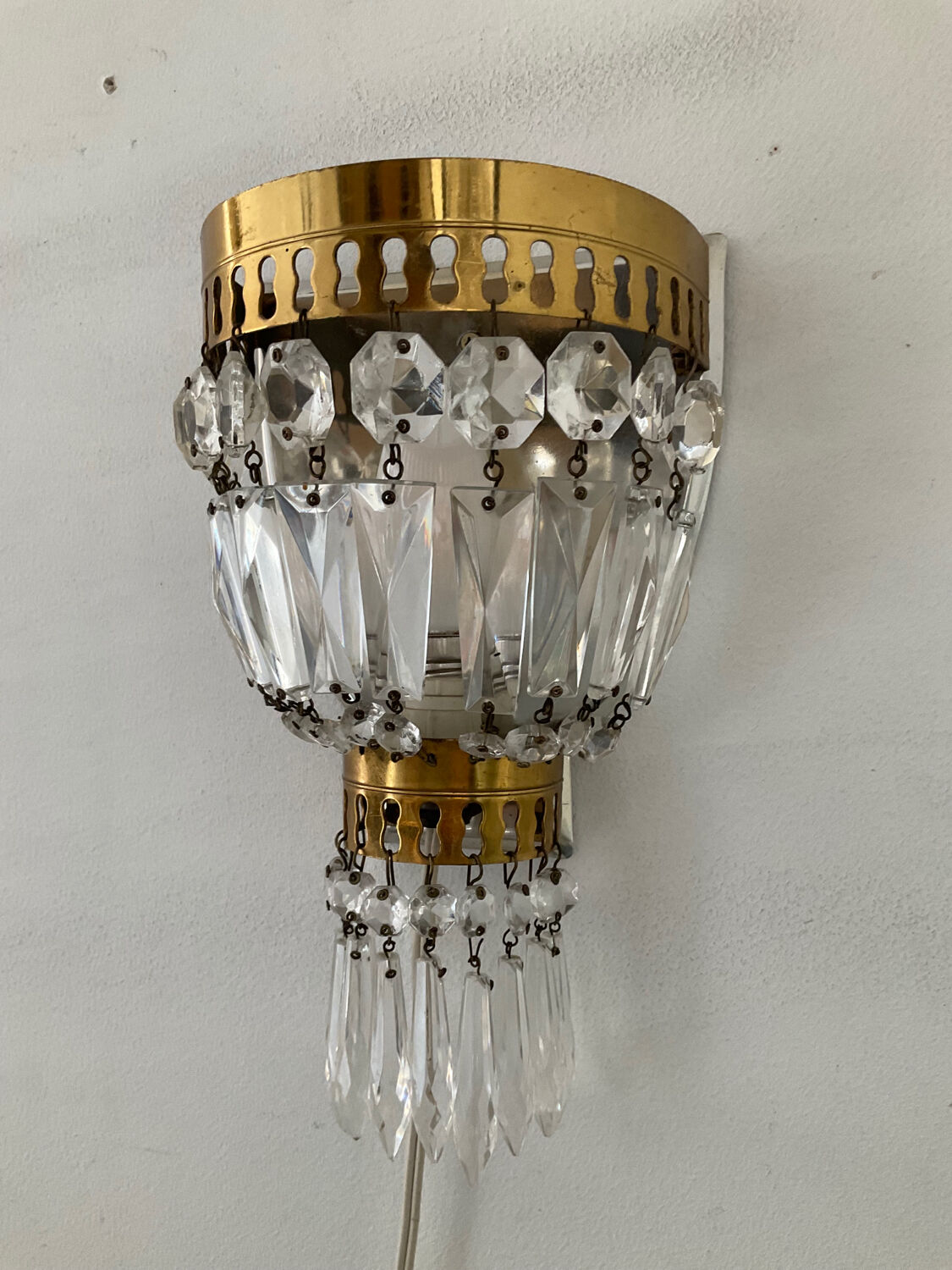 Hot air balloon wall lamp with tassels