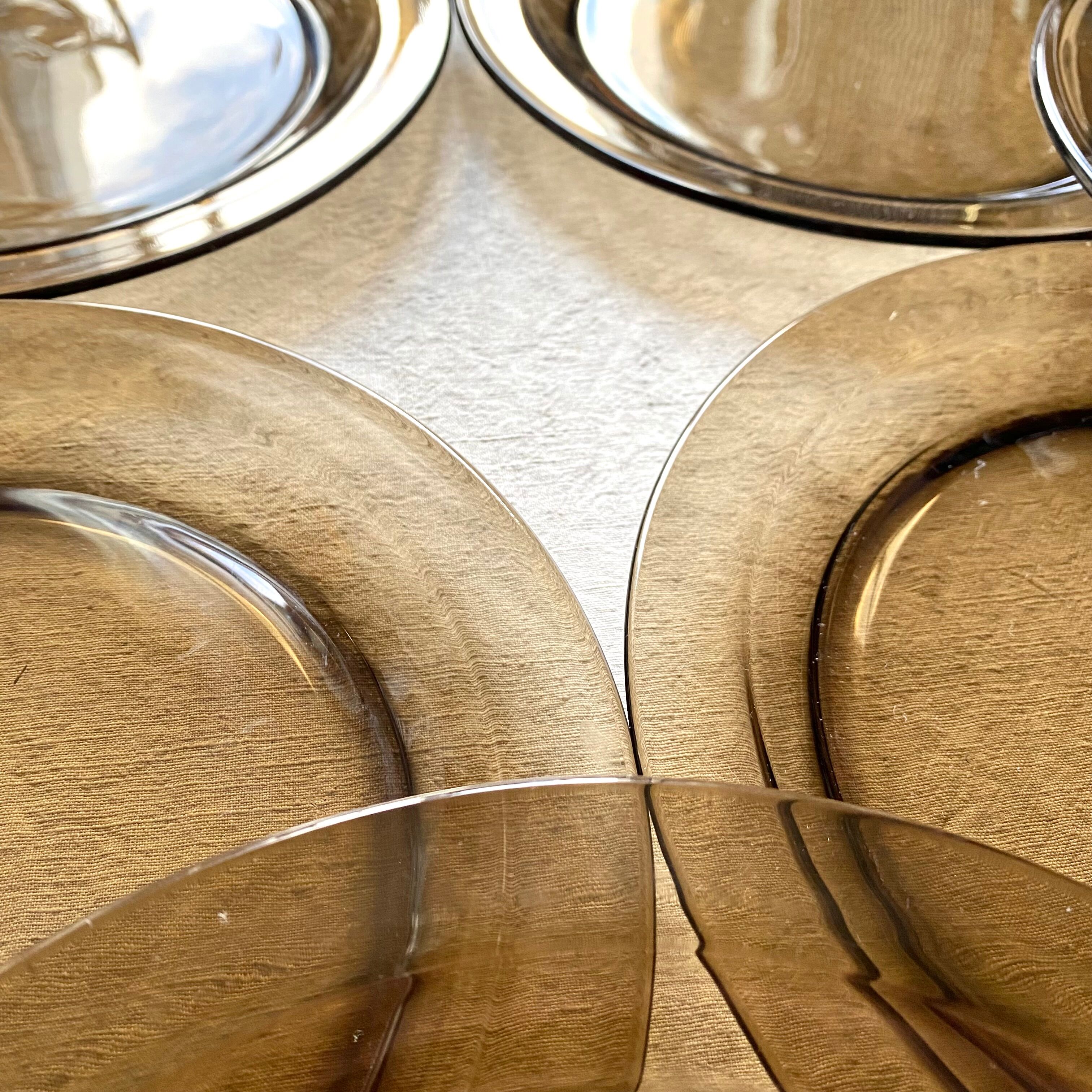 Assiettes plates Vereco en verre fumé