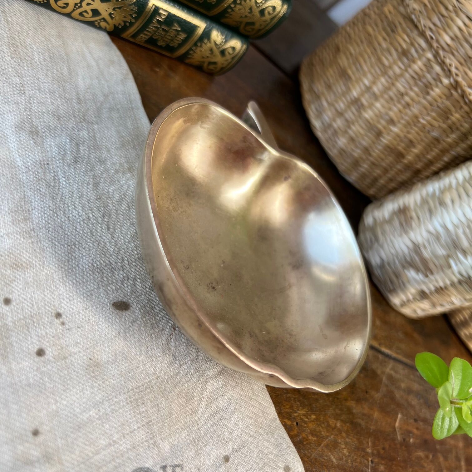 Apple-shaped brass tidy