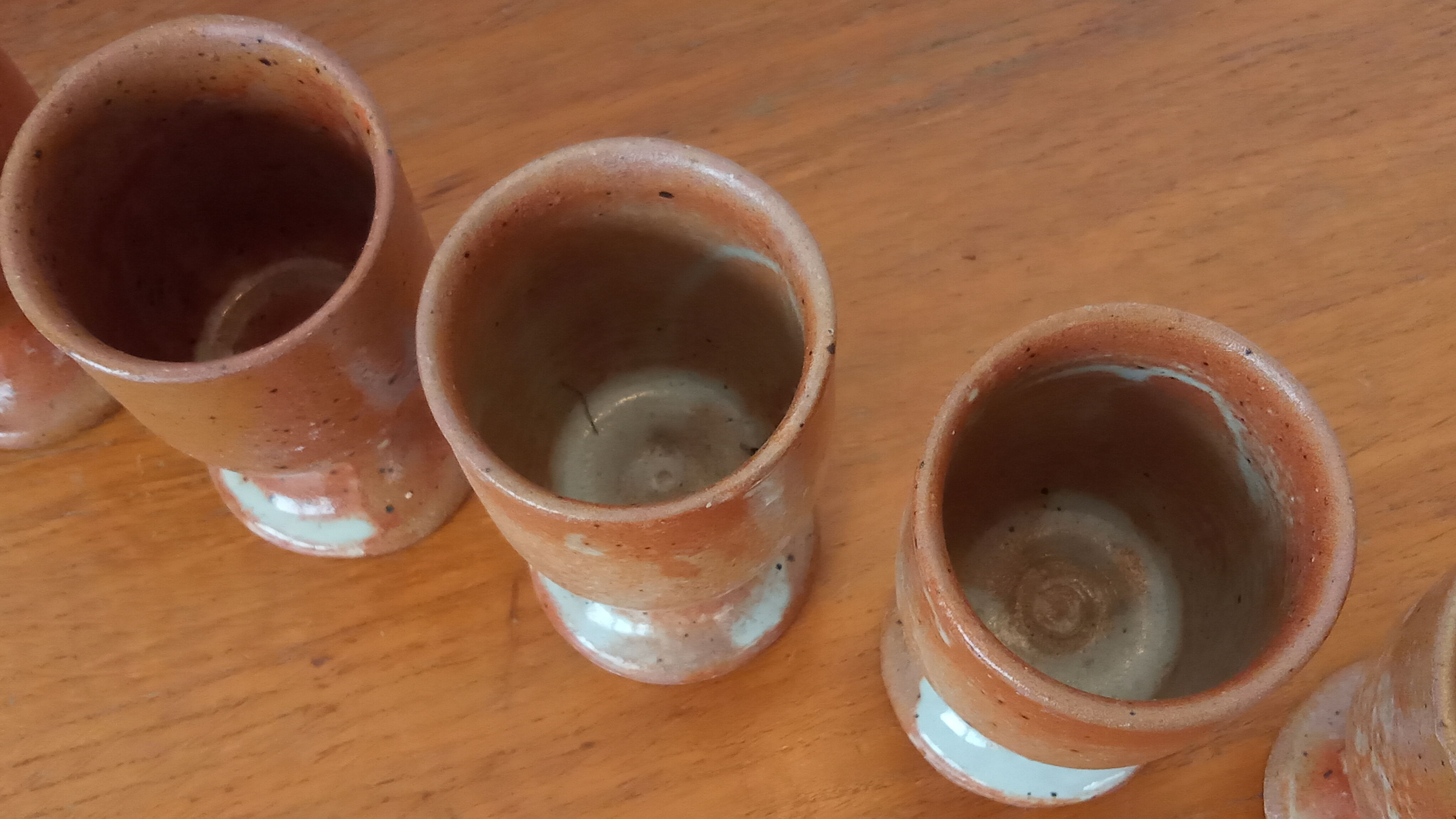 Six mazagrans en grès émaillé