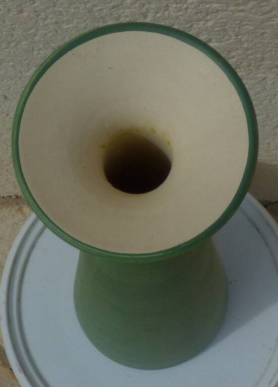 Large green plaster soliflore