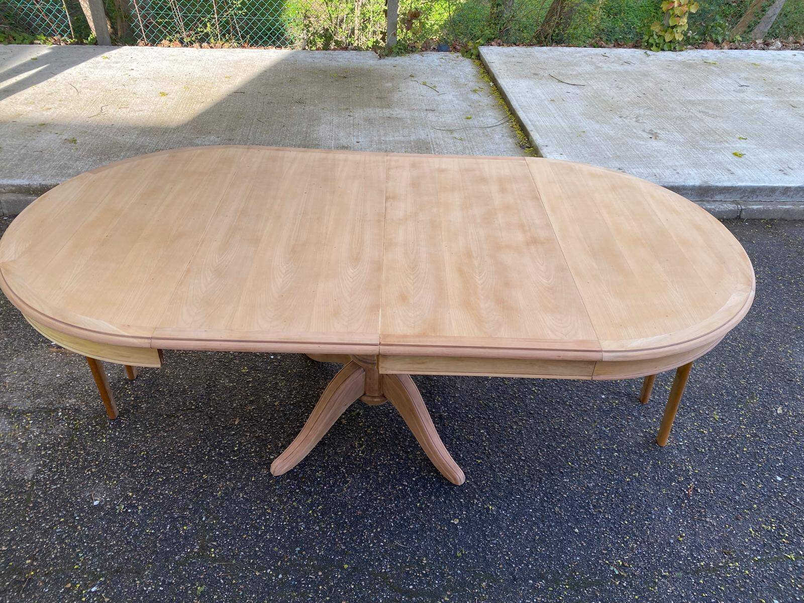 Renovated round extendable dining table with a central wooden leg, 110-210cm.