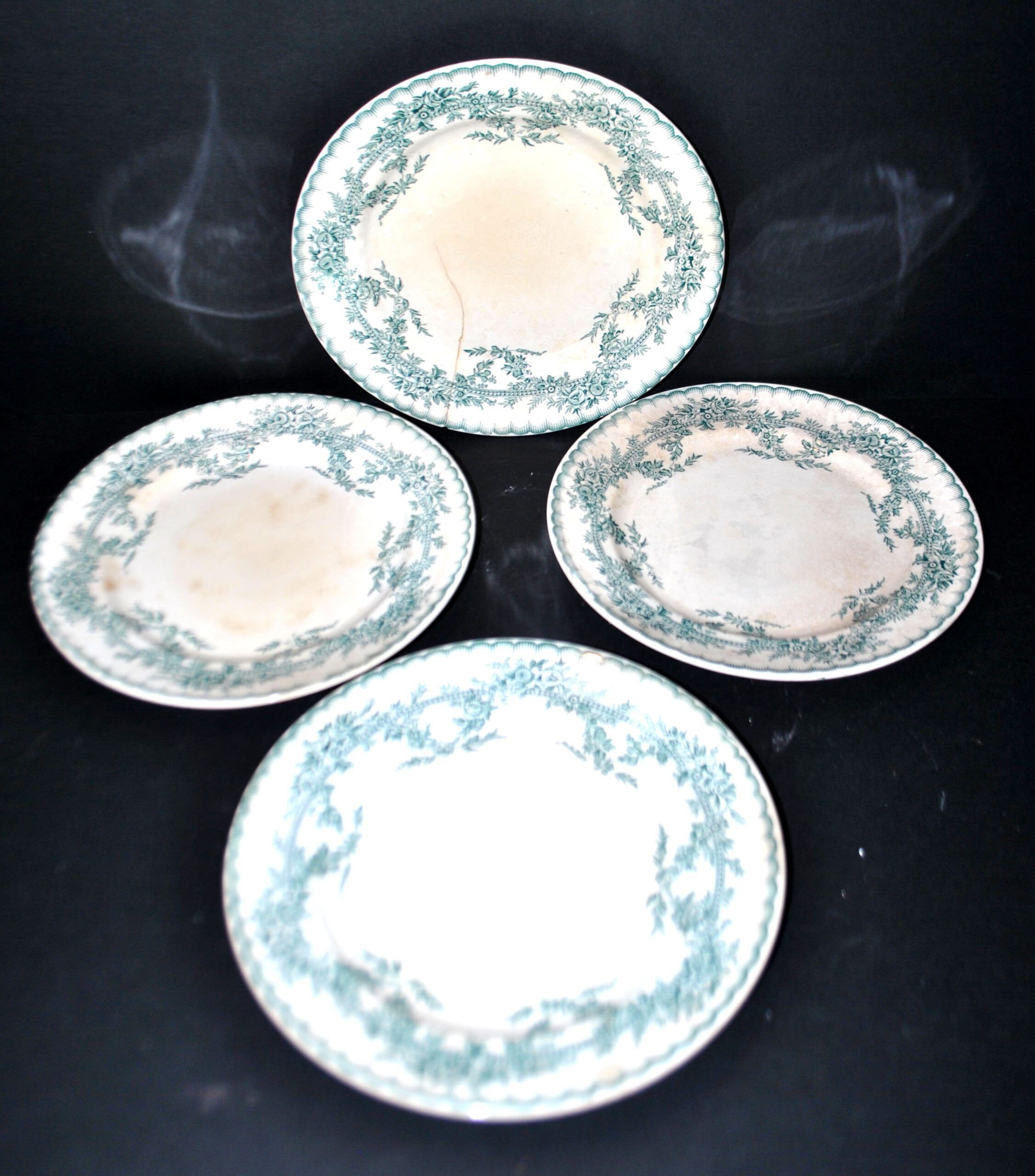 Onnaing Faïencerie set of 4 Coppelia plates with green floral decoration, iron earthenware