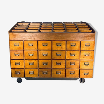 Classeur en bois avec 32 tiroirs vintage