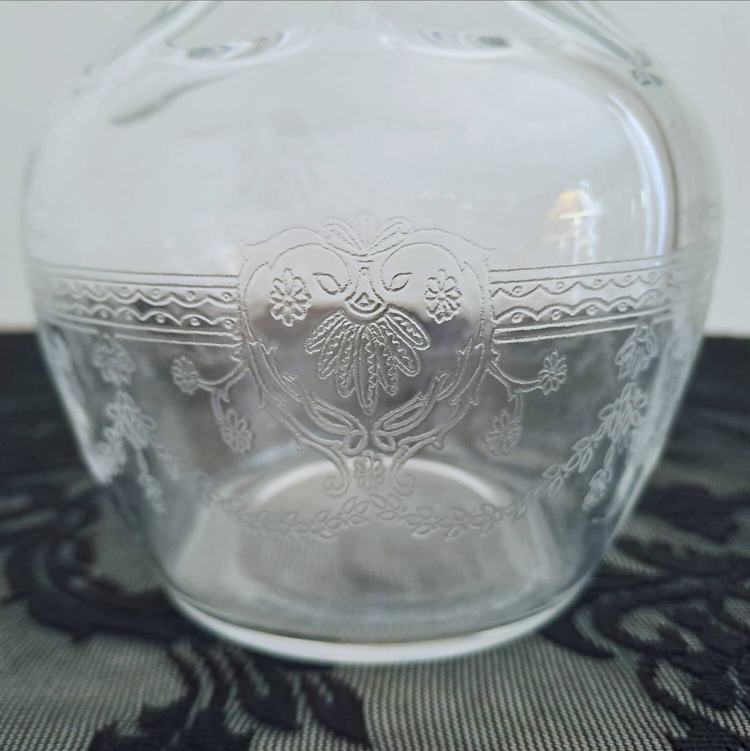 Set of 6 crystal glasses and a carafe