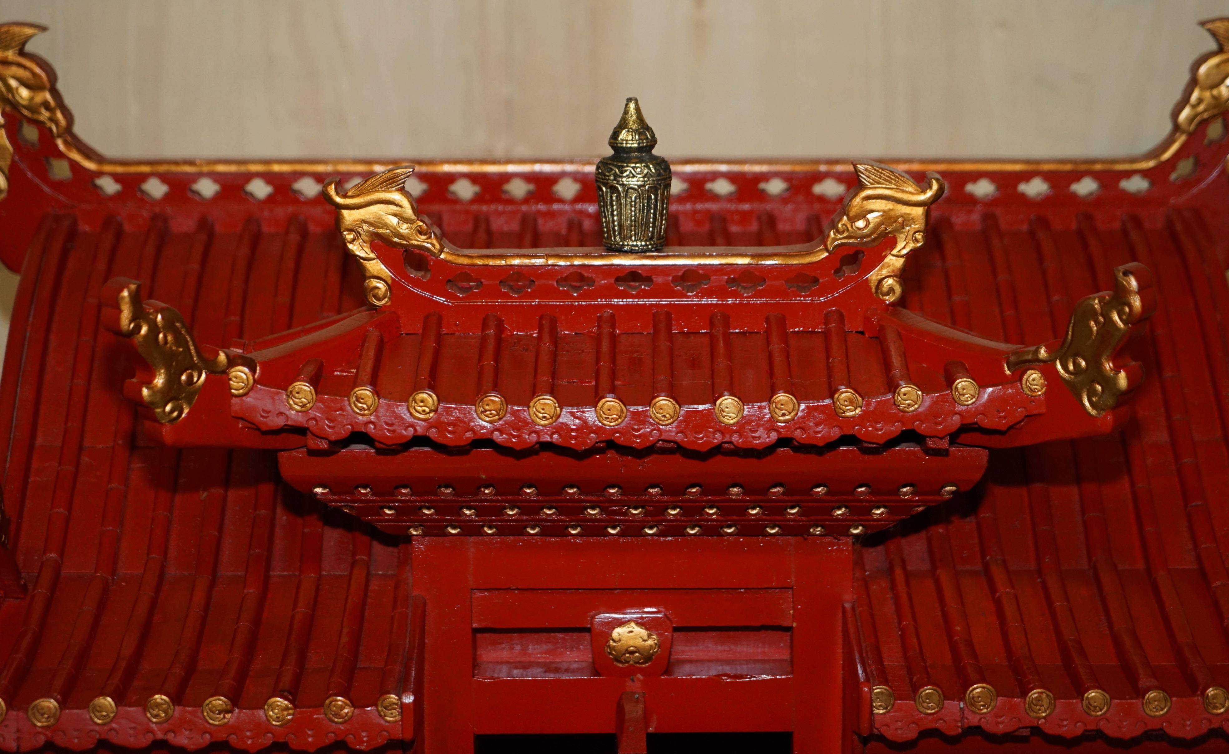 Armoire Chinoise Vintage à Toit Pagode, Très Décorative