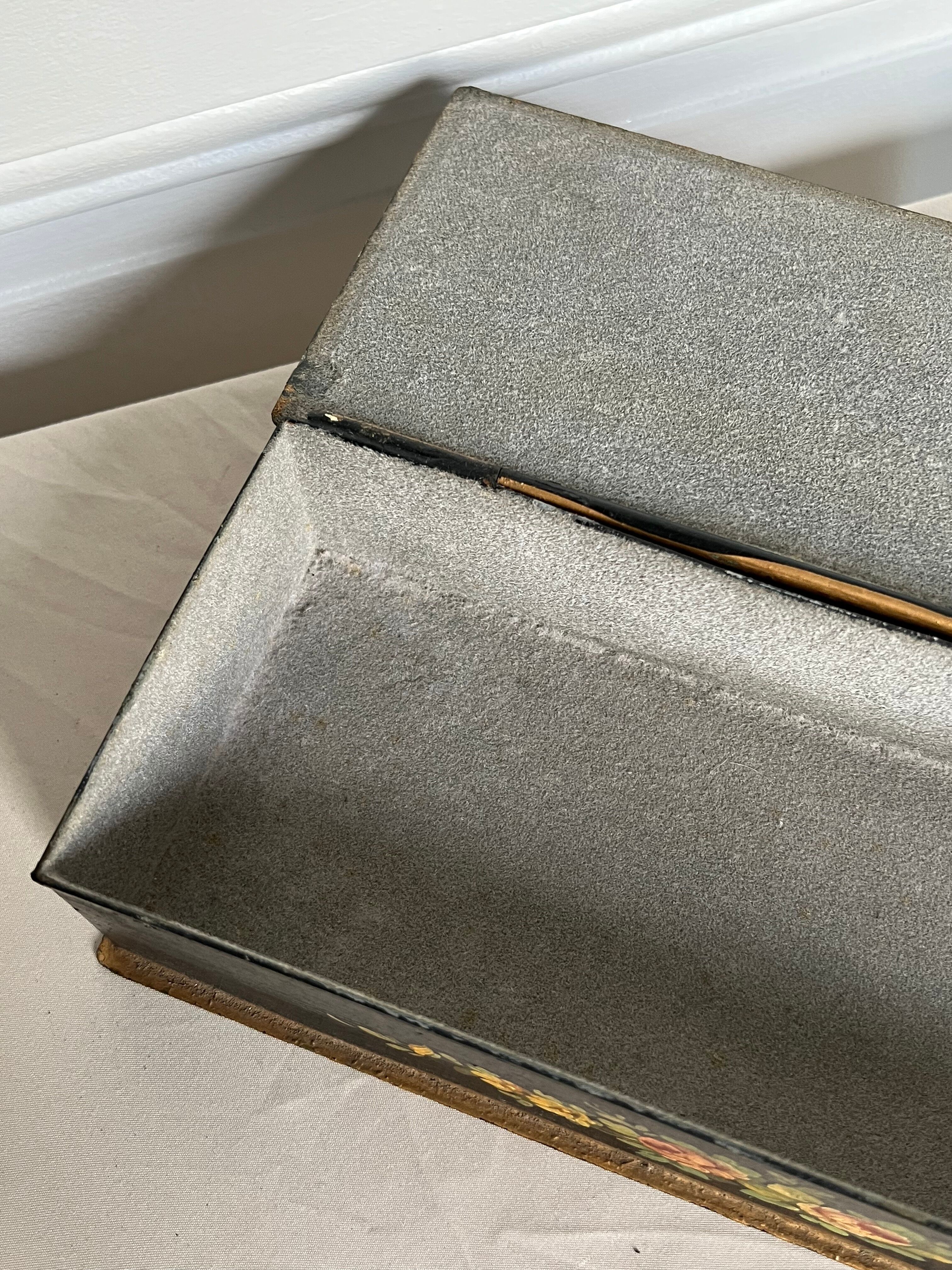 Boite à bijoux noir avec fleurs intérieur tissu gris
