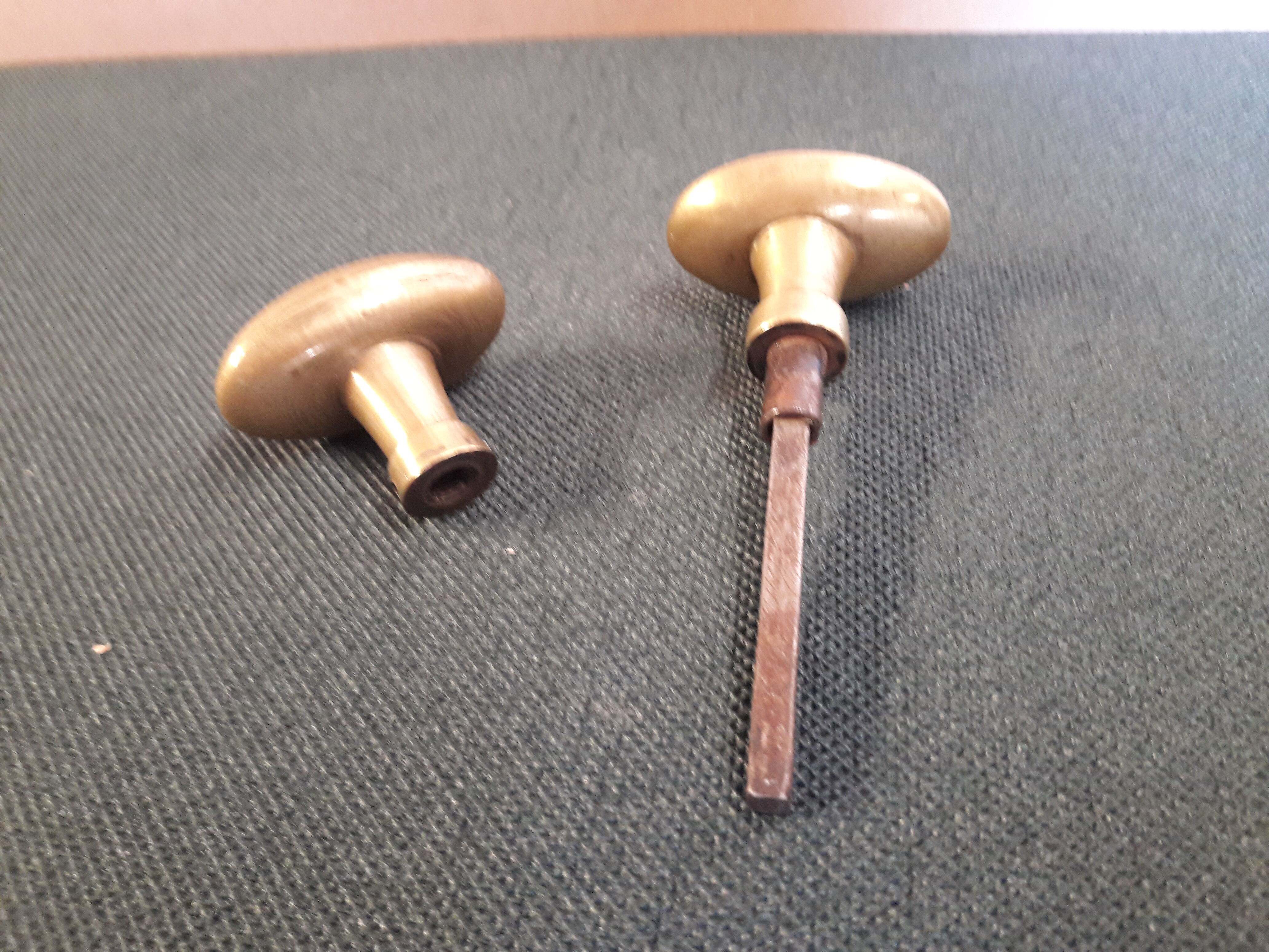 Une paire de poignée ancienne en laiton
