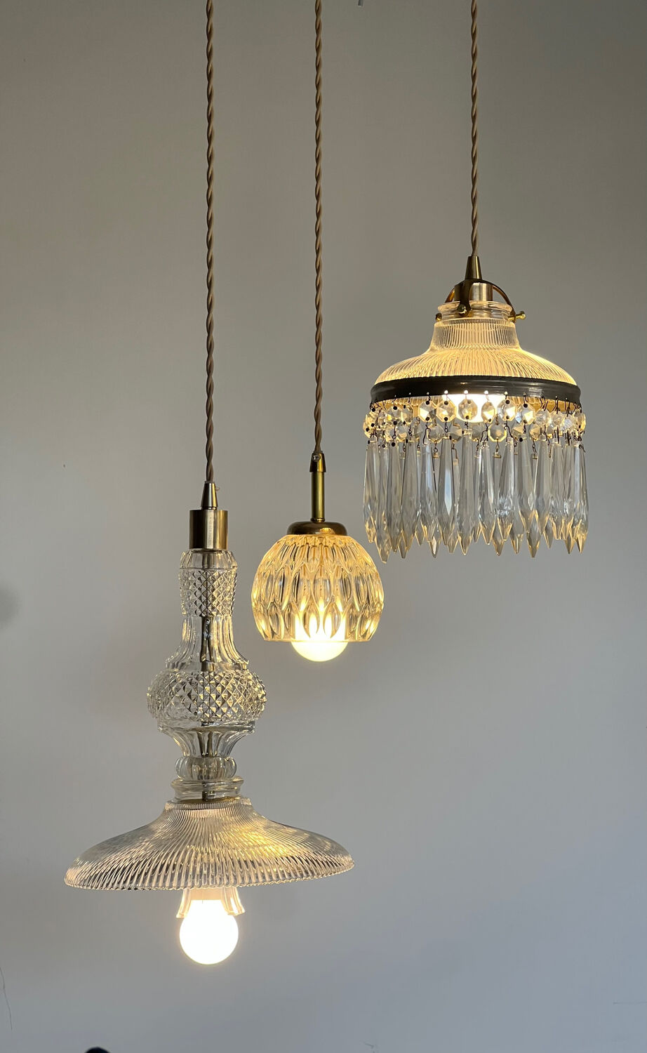 Suspension cascade triple Holophanes and vintage pendants