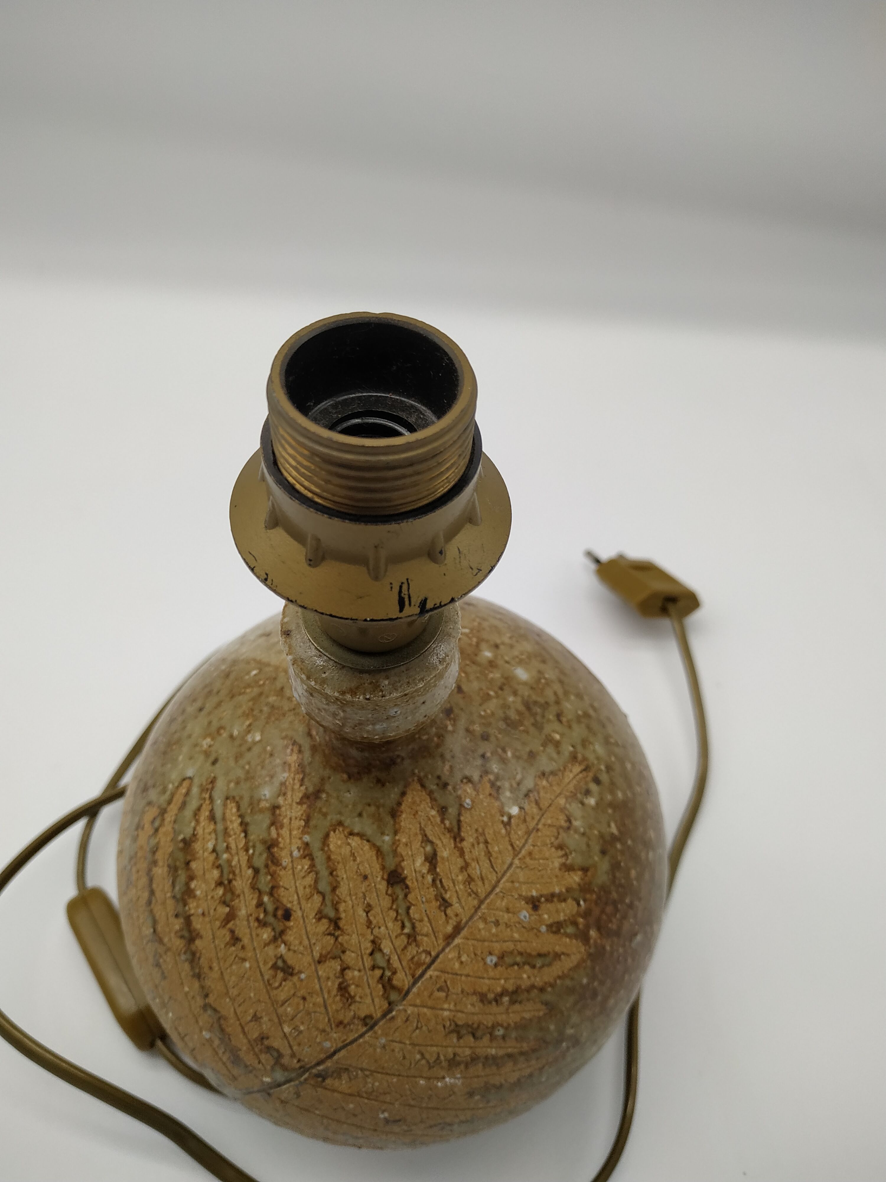 Pied de lampe à la fougère en grès pyrité d'Alain Blanchard
