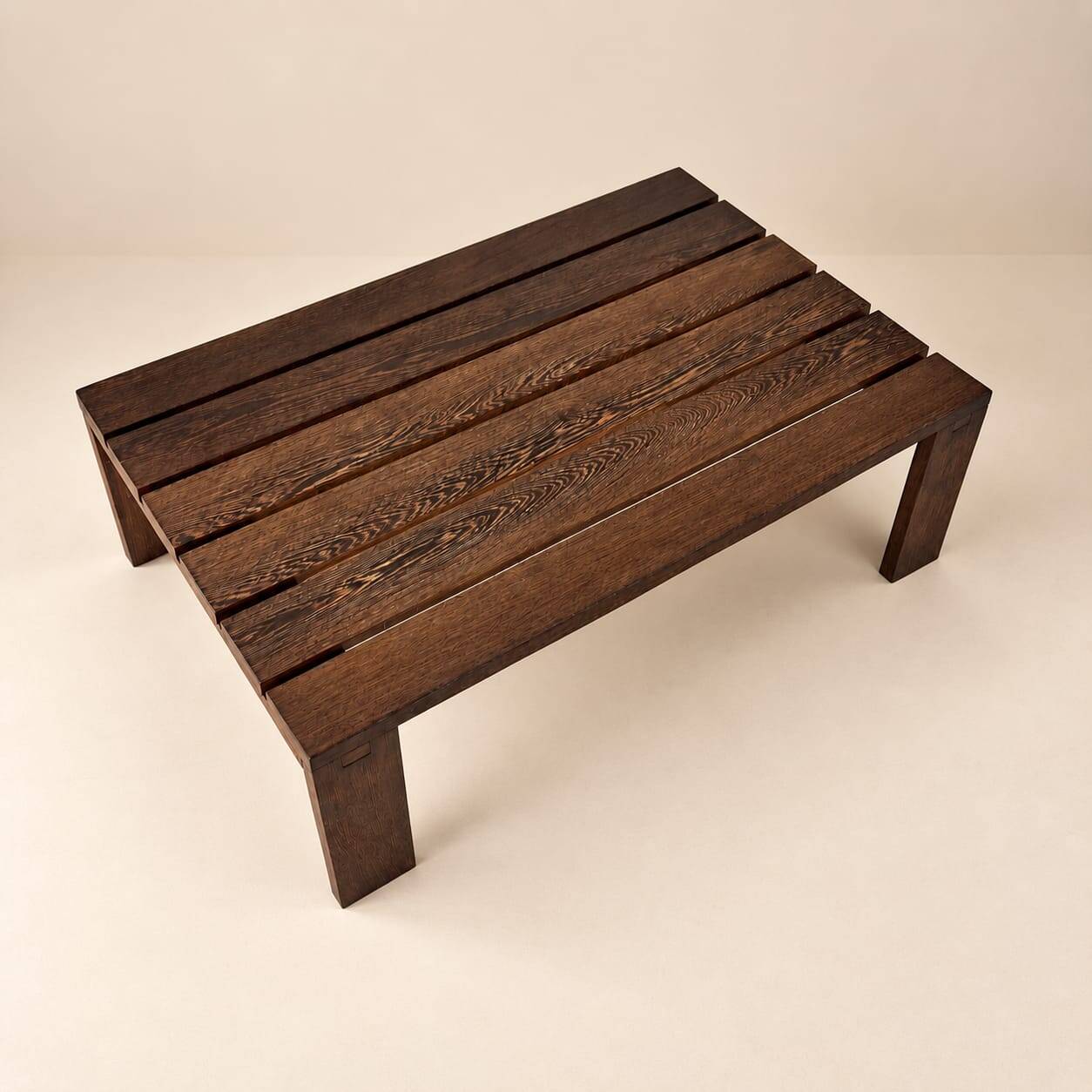 Table basse wenge néerlandaise des années 60.