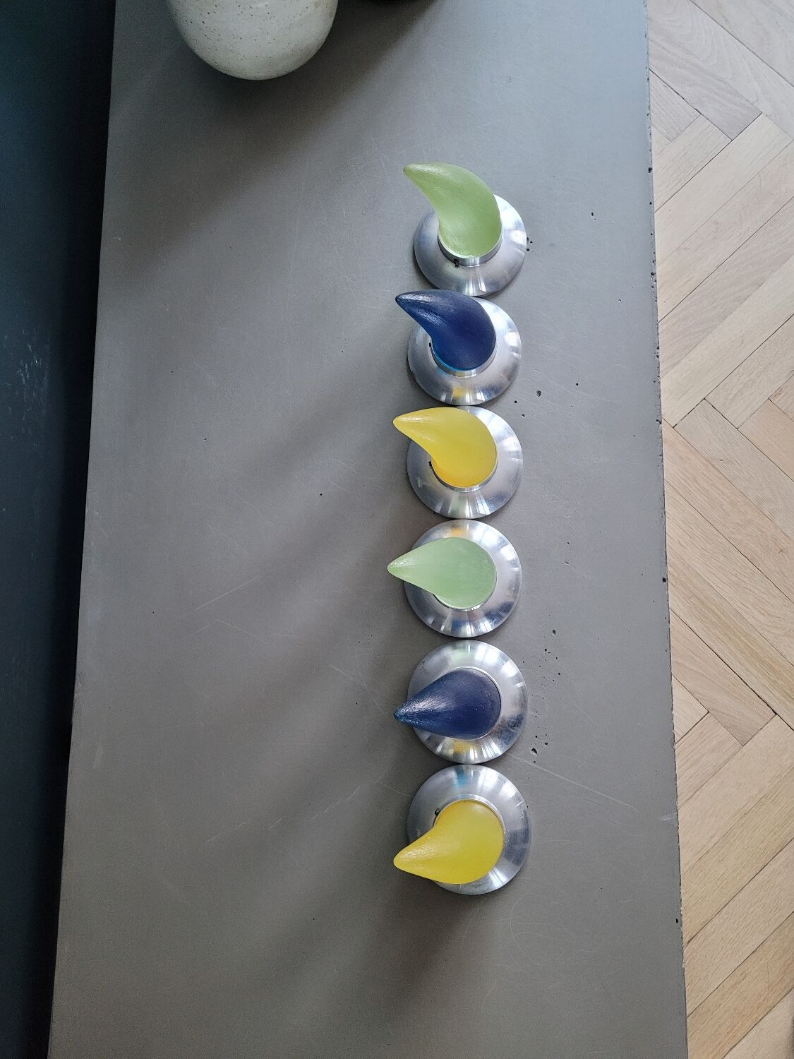 6 vintage horn coat hooks in resin and aluminium