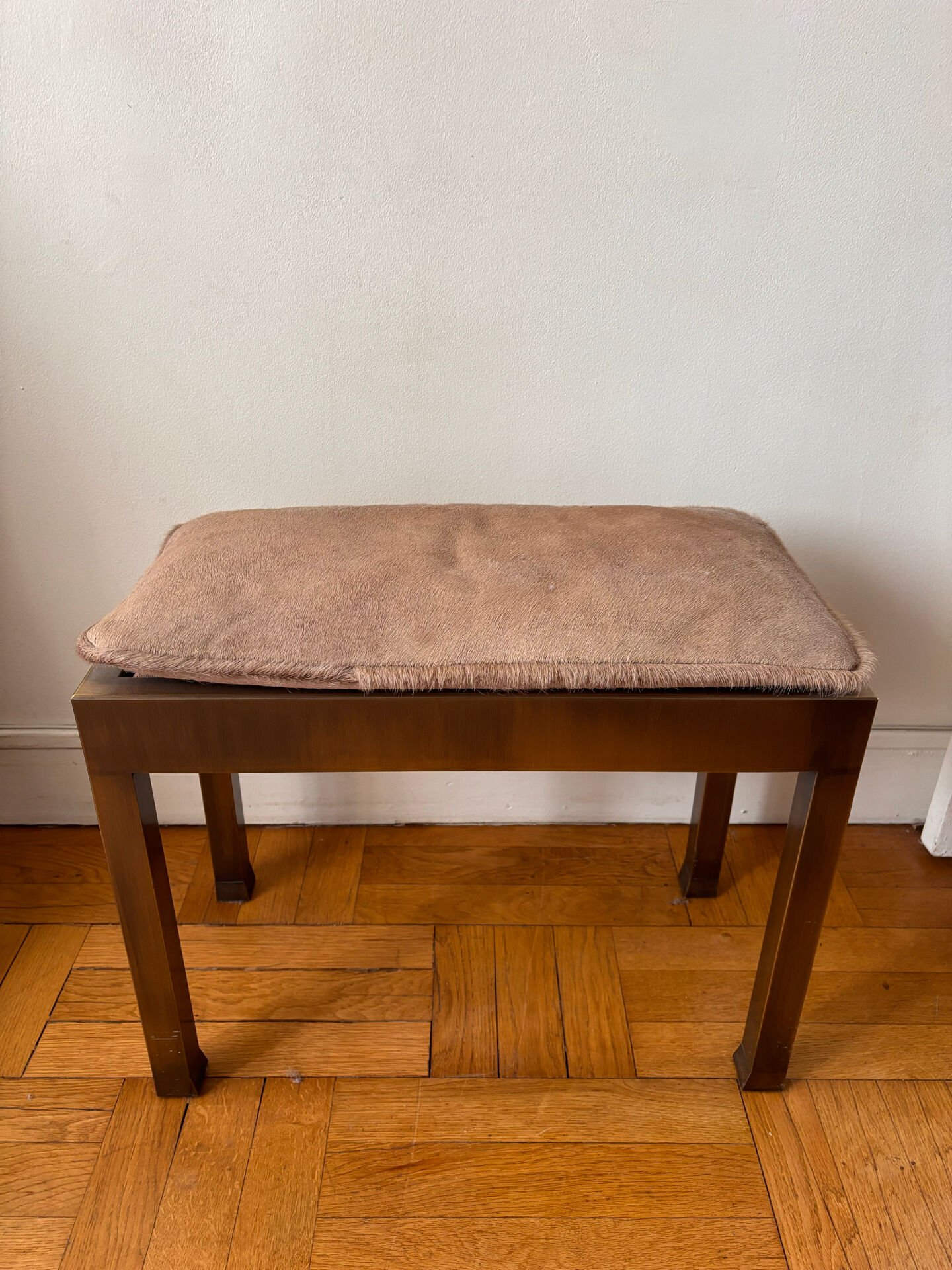 Gong est un tabouret avec des finitions soignées, qui provient du traitement de