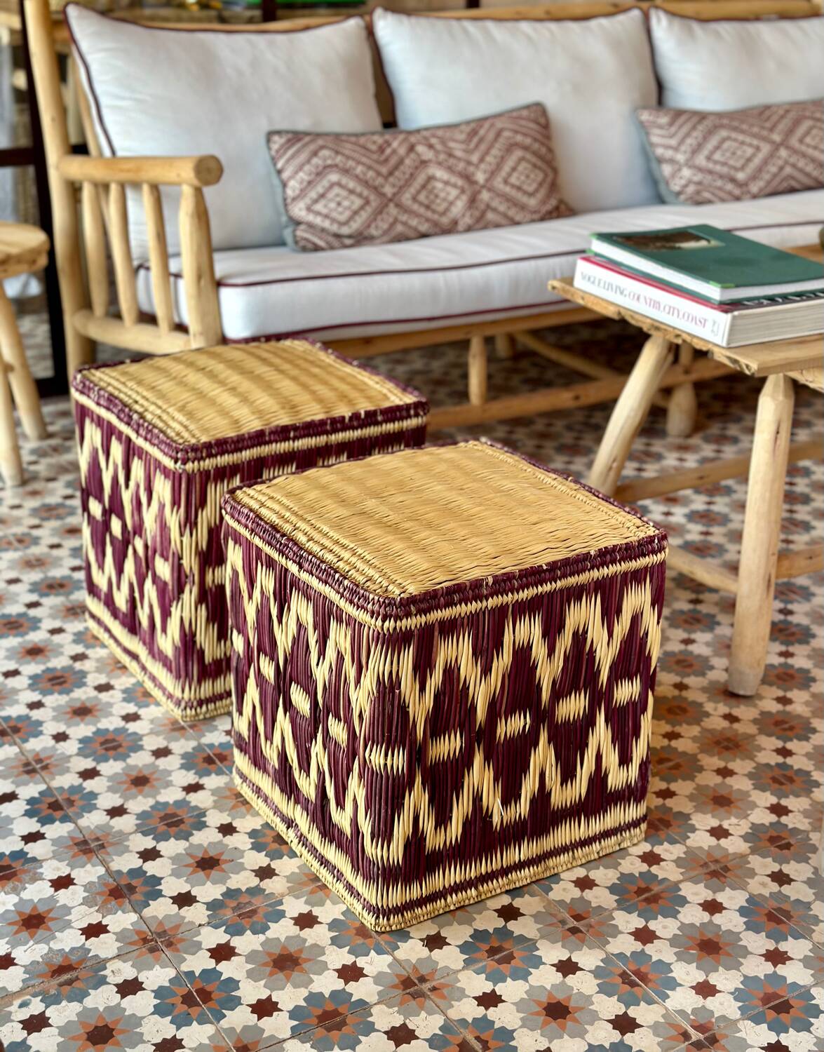 Pouf en rotin et osier bordeaux