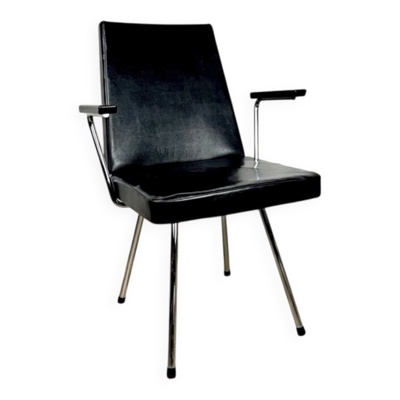 Fauteuil vinyle noir design années 50 dans le goût de Wim Rietveld