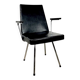 Fauteuil vinyle noir design années 50 dans le goût de Wim Rietveld