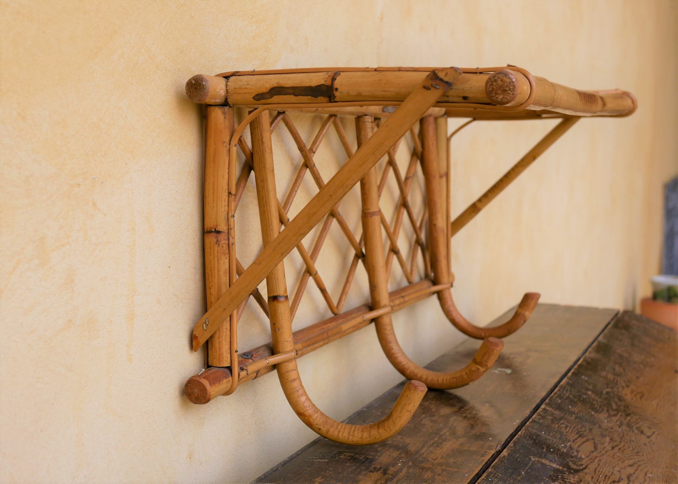 Porte-manteau mural vintage en rotin