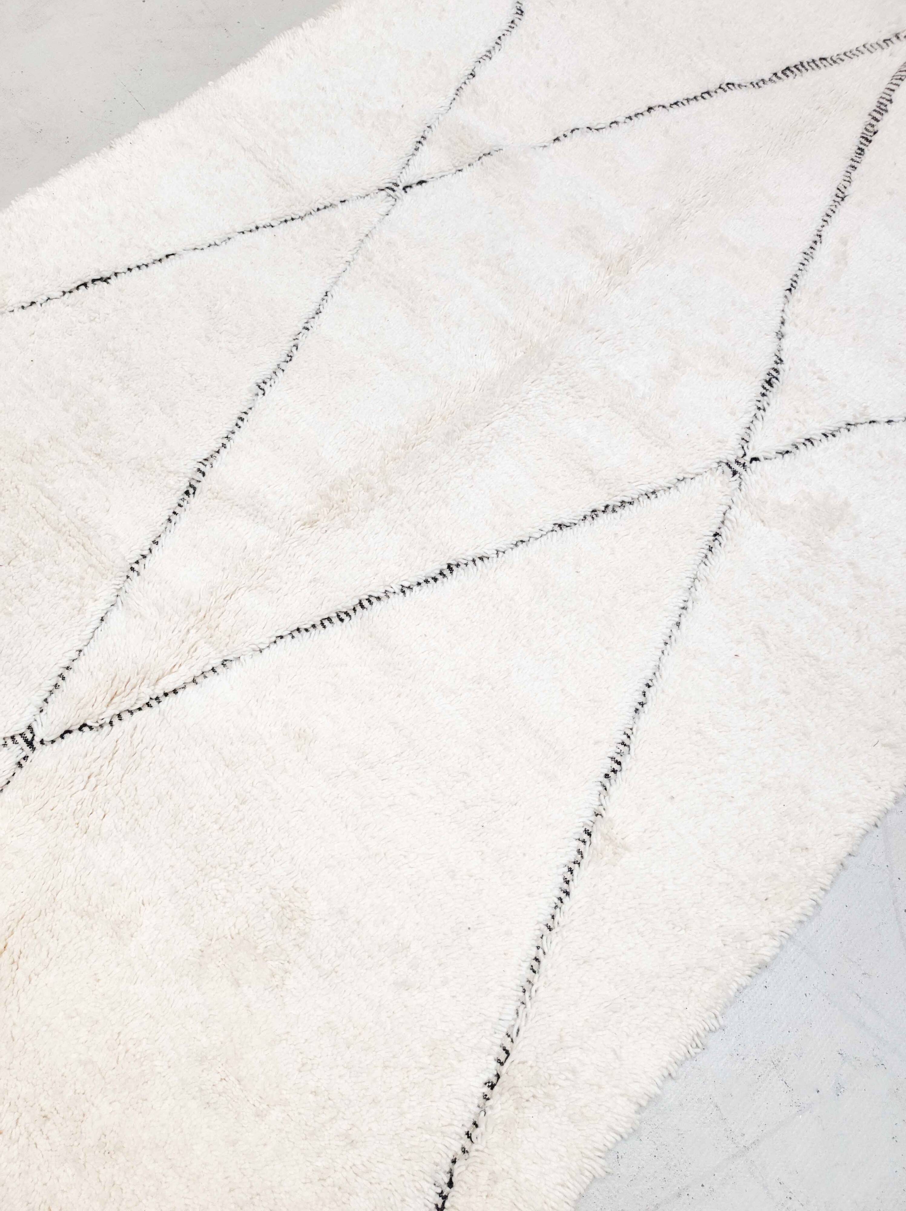 Beni Ouarain Moroccan Berber rug with engraved black diamonds 2.42x1.67m