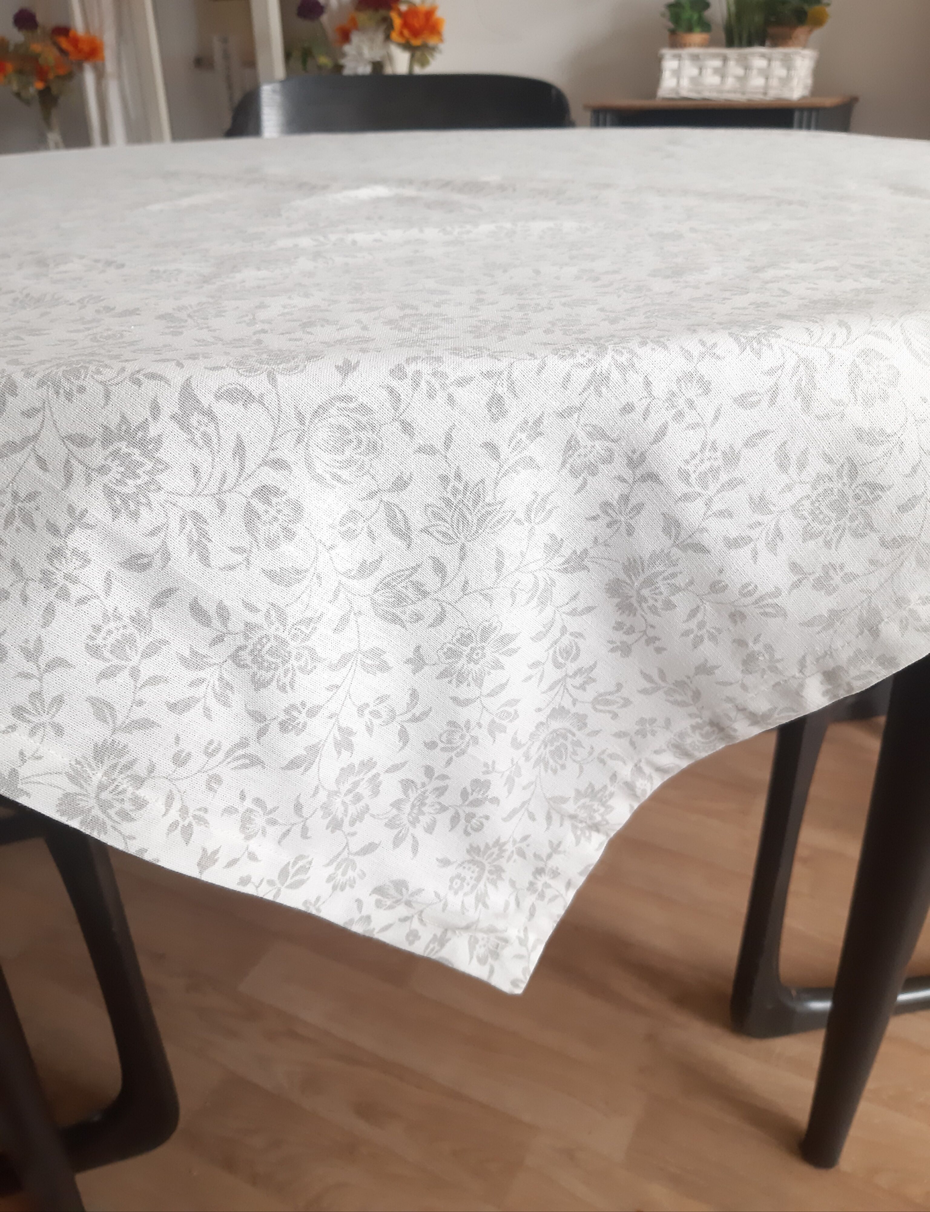 Tablecloth & towels