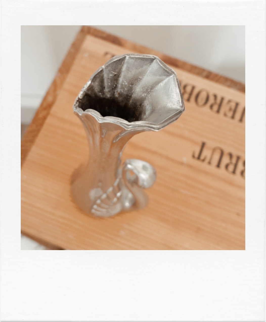 Soliflore in silvery metal swan