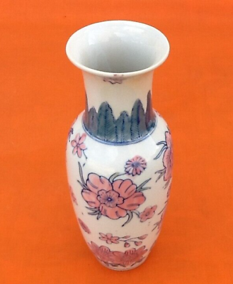 Baluster vase Asian polychrome porcelain with floral decoration of Lotus flowers